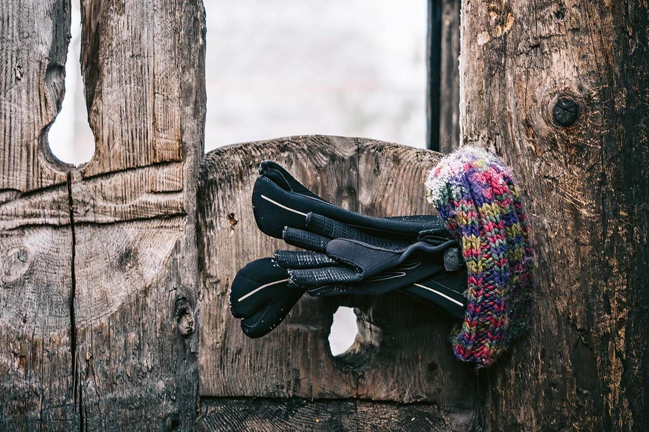 Talviuimarin varusteet: lämmin päähine, uimapuku, talviuintitossut- ja käsineet. Kuva: Terhi Ilosaari.