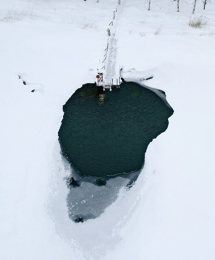 Suomessa on satoja talviuintipaikkoja. Jos kodin läheltä ei löydy avantoa, voi kylmäaltistusta hakea viileästä suihkusta tai ulkoilmasta. Innokkaimmat saattavat rakentaa kotiinsa oman kylmäaltaan. Kuva: Tom Toivonen.