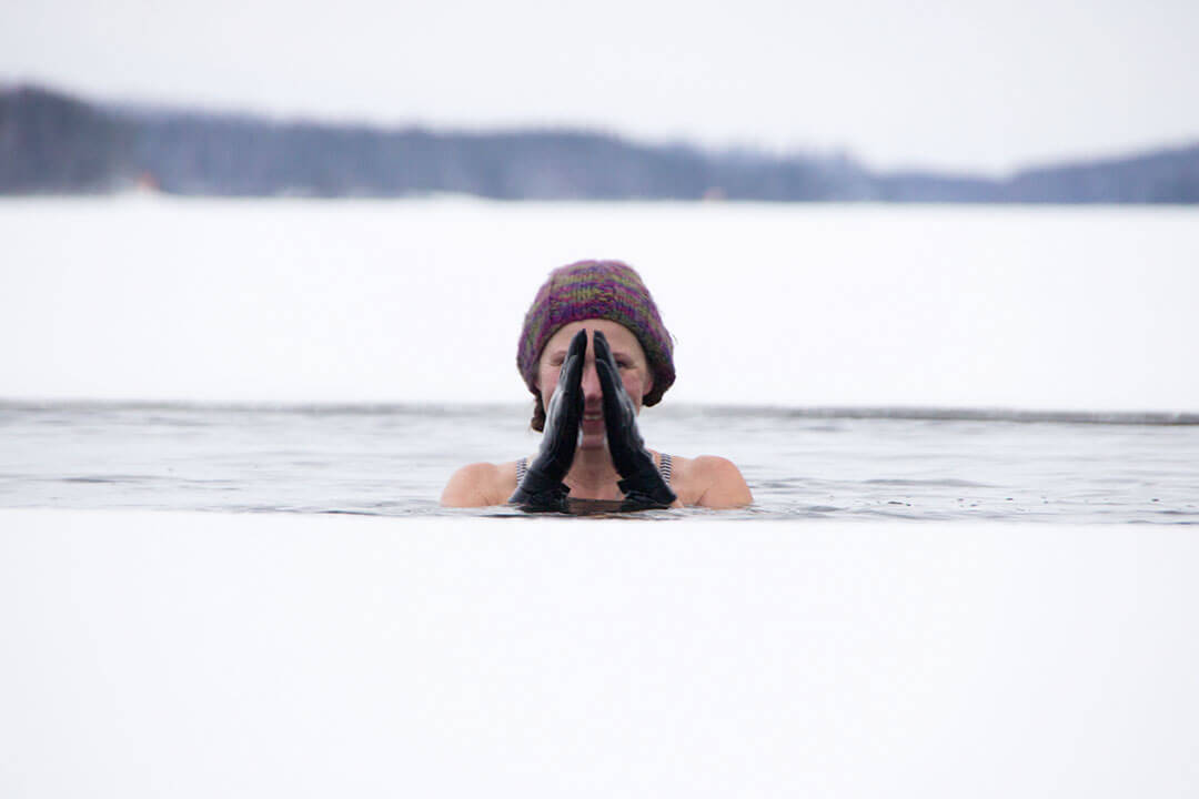 Tutki omia reaktioita hyväksyvän uteliaasti ja muista nousta ajoissa avannosta ylös. Kuva: Tom Toivonen.