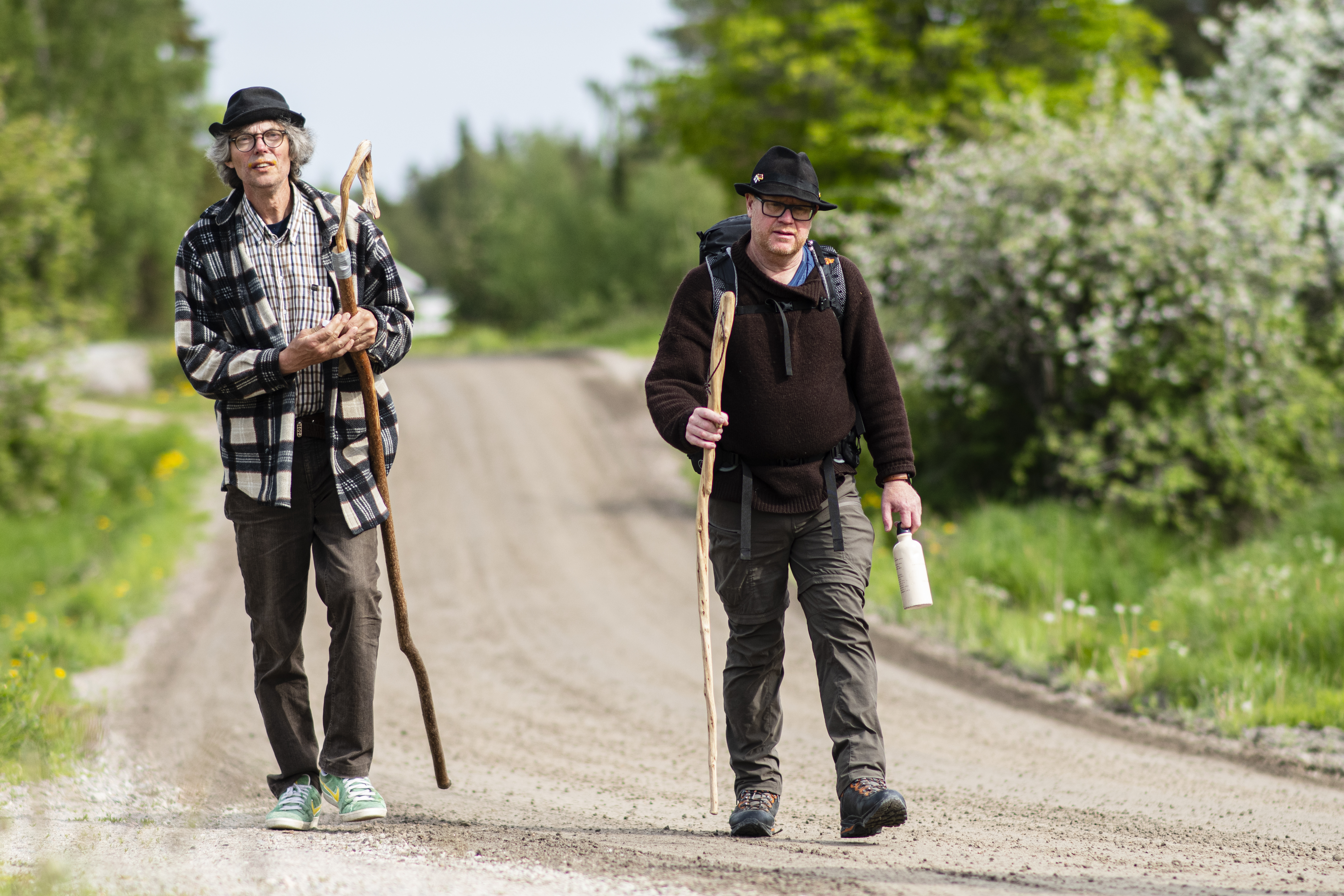 Laineilla, poluilla ja pitkiltä osin myös asfaltoituja teitä pitkin kulkeva pyhiinvaellusreitti ei ole maastona raskaimmasta päästä. Kuva: Jouni Lappi.