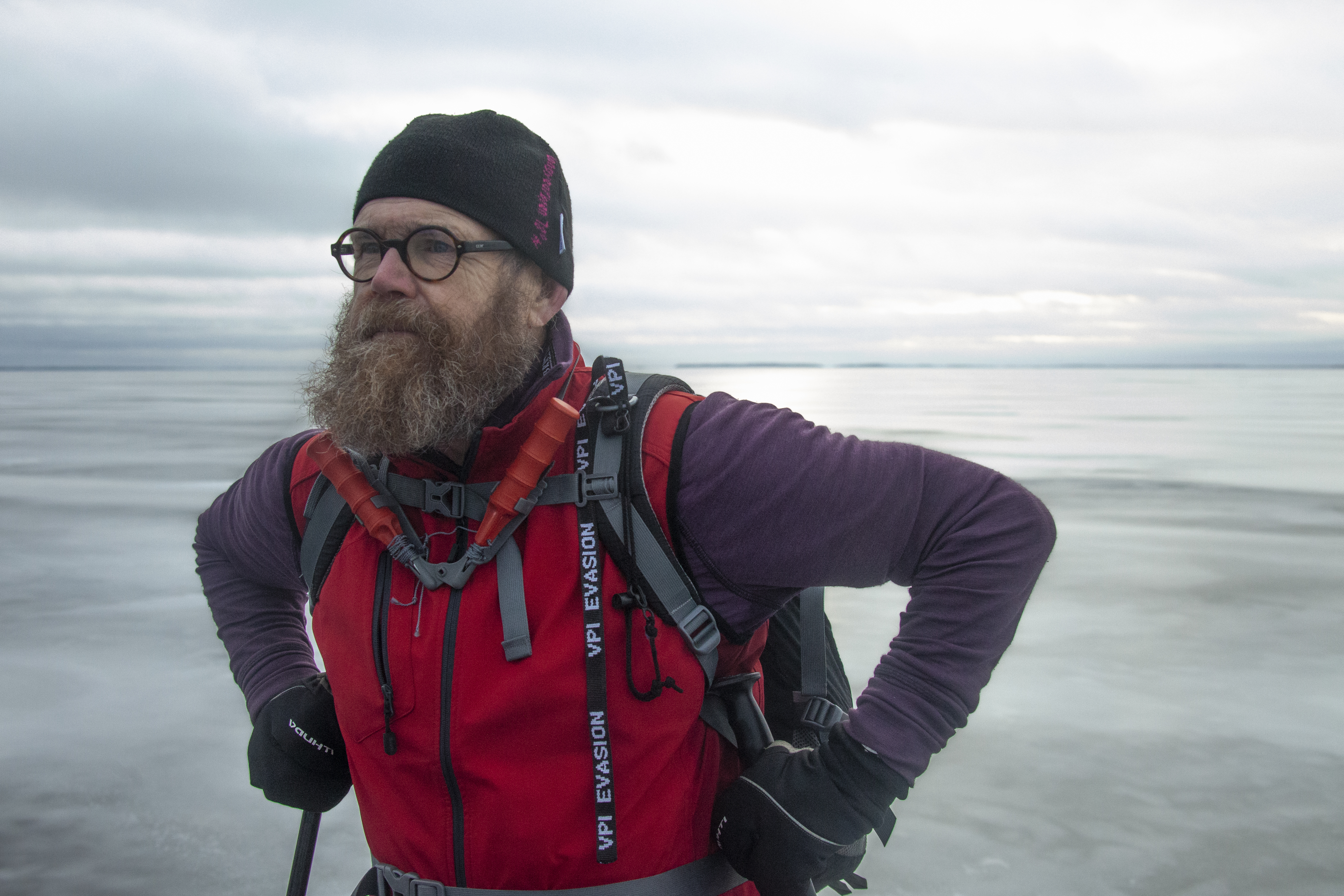 Eero Oura tähyilee kotimaisemissaan Joensuussa Suur-Saimaan Pyhäselällä kohti uusia seikkailuja. Lumen puutteen takia tammikuussa 2020 jaloissa on suksien sijasta retkiluistimet. Kuva: Sauli Herva.