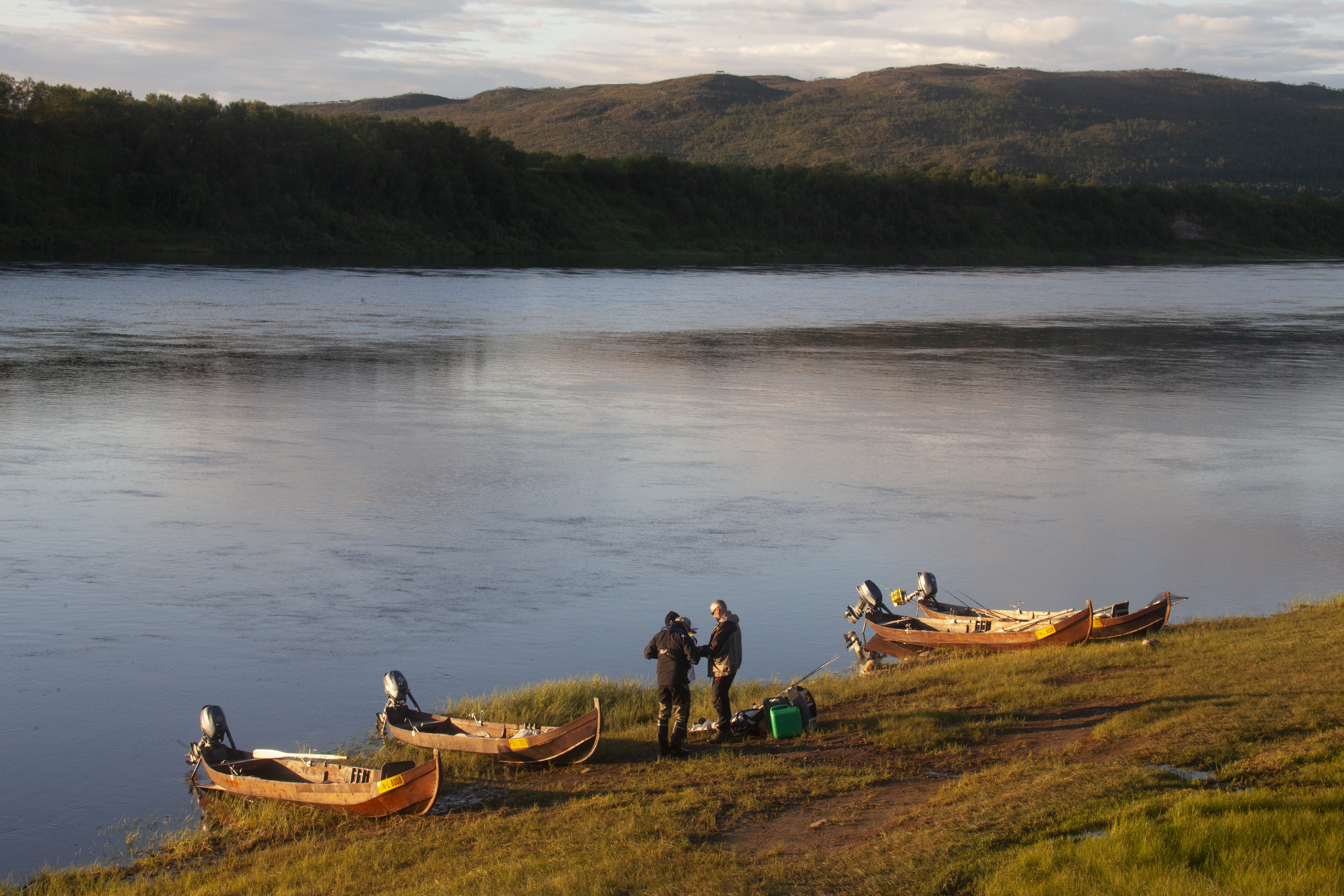 Yötön yö Tenojoella Nuorgamin suvannossa on unohtumaton elämys kenelle tahansa. Nuorgamin Lomakeskuksen isäntä Raimo Hekkaselle se on osa matkailuyrittäjyyttä, luontoisetu ja rentoutumistapa yhtä aikaa. Kuvat: Sauli Herva.