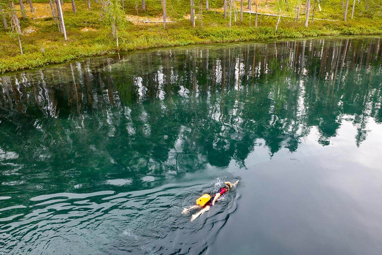 [01] ”Pienten lampien tyyneys ja rauhallisuus pitää sisällään jotain erityisen kaunista.” toteaa Vuokko ja kannustaa etsimään elämyksiä erilaisista vesistöistä. Kuva: Tom Toivonen.