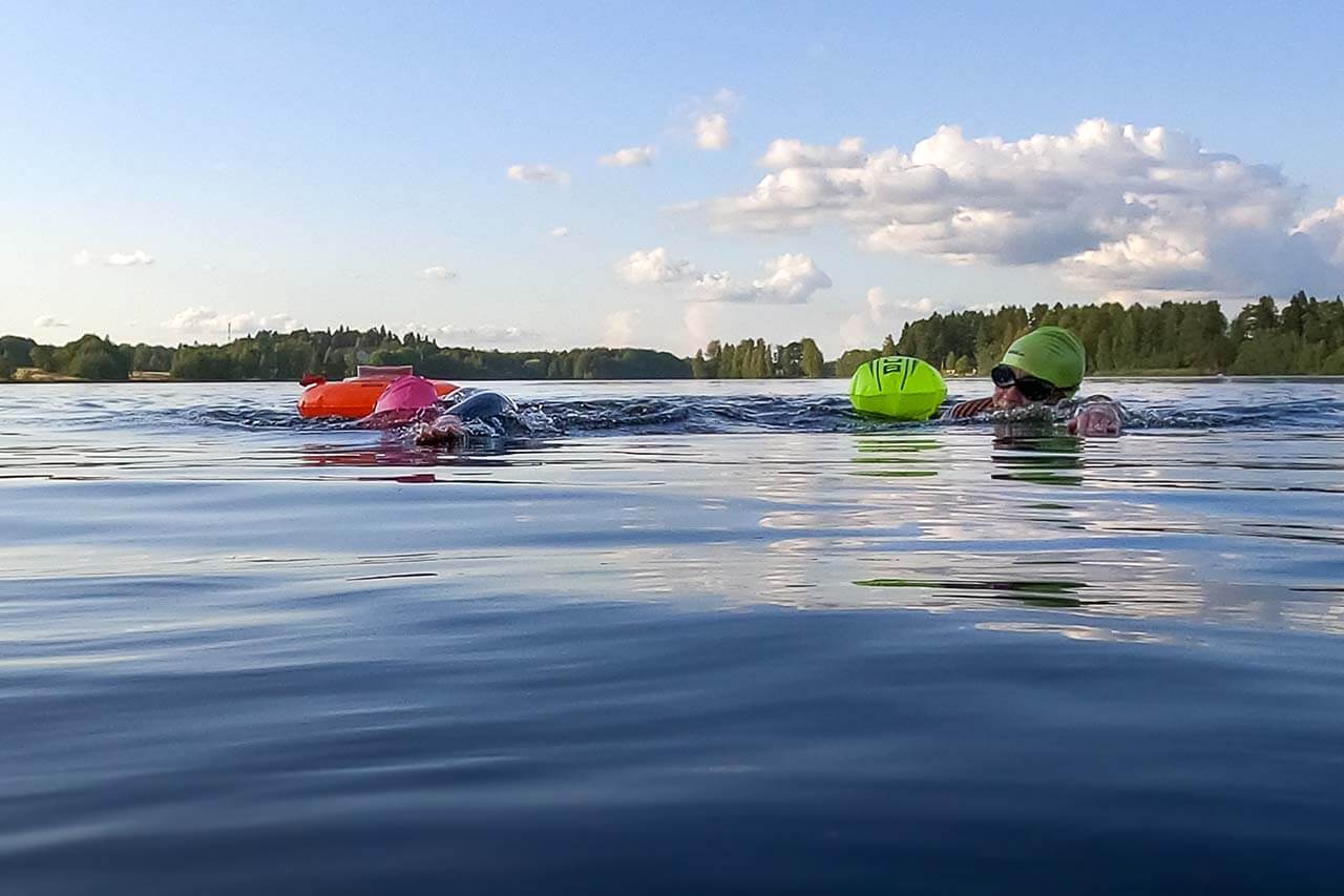 [05] Uintilenkille ei lähdetä koskaan yksi. Tuki voi uinnin sijaan vaikka soutaa tai sup-lautailla. Kuva: Vuokko Nissinen.
