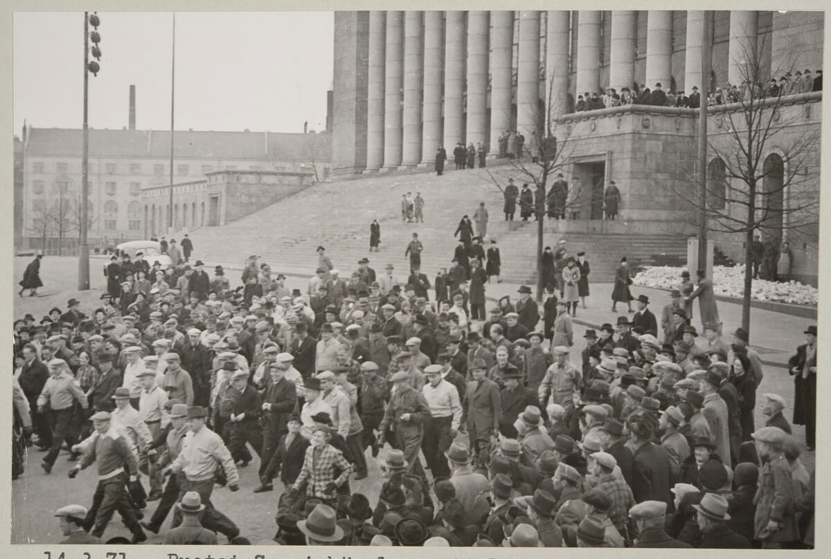 Eduskunta lähdössä marssille 8. toukokuuta. Suomi voitti valtiopäivien keskinäisen kilpailun saatuaan 90 edustajaa, lähes puolet parlamentista liikkeelle. Kuva: Museovirasto.