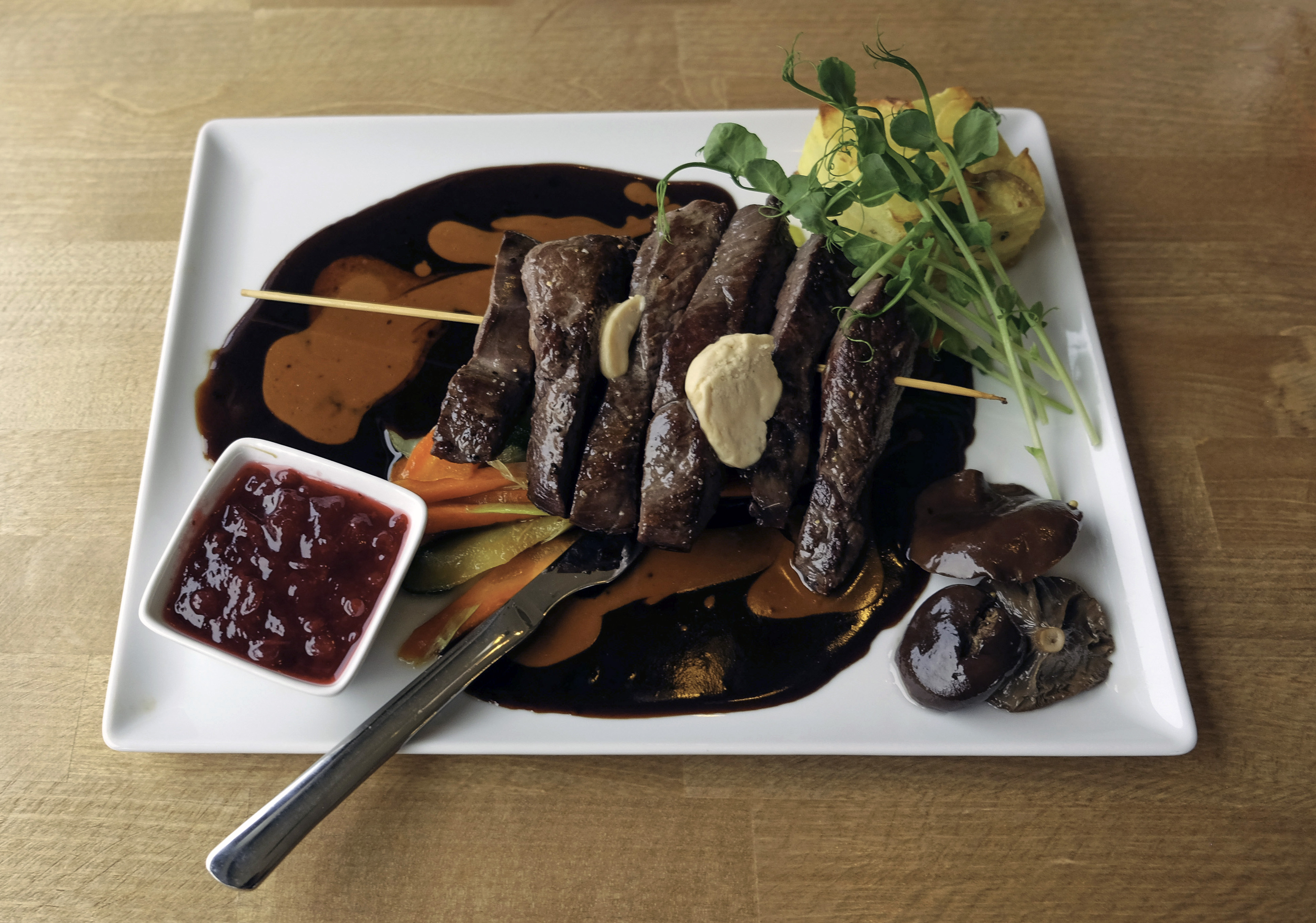 Deatnun Suovas eli laavusavustettua poron sisäpaistia. Kuva: Holiday Village Valle.