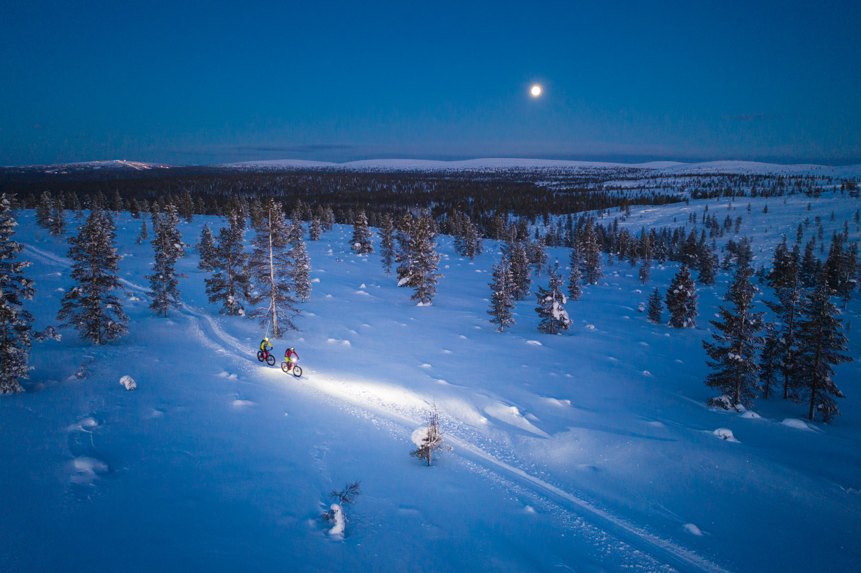 Talvipyöräreiteille voi lähteä myös pimeän aikaan. Otsalamppu ja ajovalo ovat silloin ehdottomat varusteet.