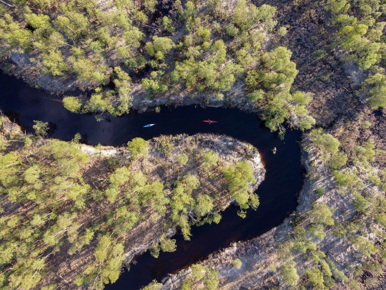 Käkkälöjoki mutkittelee kapeana jokena ison erämaa-alueen halki. Aloitimme seikkailumme Kalmankaltiosta ja nautimme 70 kilometrin verran rauhallisesta lipumisesta suurten suoalueiden keskellä. Vietimme kolme yötä Käkkälöjoen varrella, niistä yhden Nallatuvan pihapiirissä ja muut kaksi sopivilla rantapenkereillä riippumatoissa. Joella oli hiljaista, mökeillä ei vielä näkynyt kesävieraita eikä melojiakaan ollut joella yhtä kanoottiseuruetta lukuunottamatta. Sioskoskella Käkkälöjoki yhdistyy Ounasjokeen ja tästä eteenpäin joki onkin suoraviivaisempi ja levenee kohti Rovaniemeä ja Kemijokea.