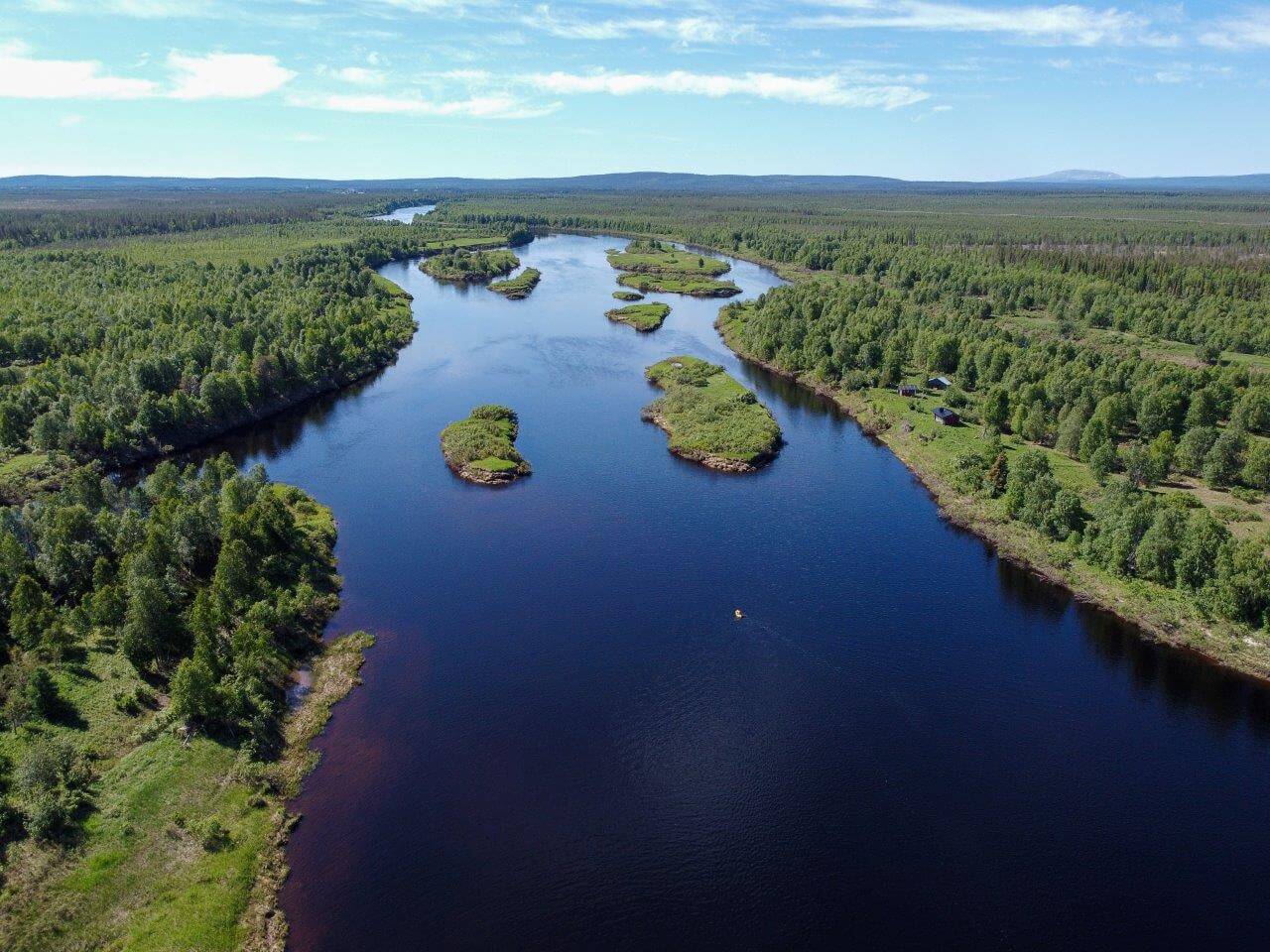 Ounasjoki on Suomen pisin, edelleen vapaana virtaava joki. Tämä mukava fakta toimi meille innoittajana, kun päätimme lähteä yli 300 kilometriä pitkälle melontaseikkailulle yöttömään yöhön. Ounasjokeen kaavailtiin 1970-luvulla voimalaitoksia, mutta suuren vastustuksen myötä hanke kaatui, ja joki suojeltiin erityislailla 1980-luvun alussa. Nyt se on mitä parhain joki pitkälle melontareissulle. Kuvat: Heidi Karnaattu.