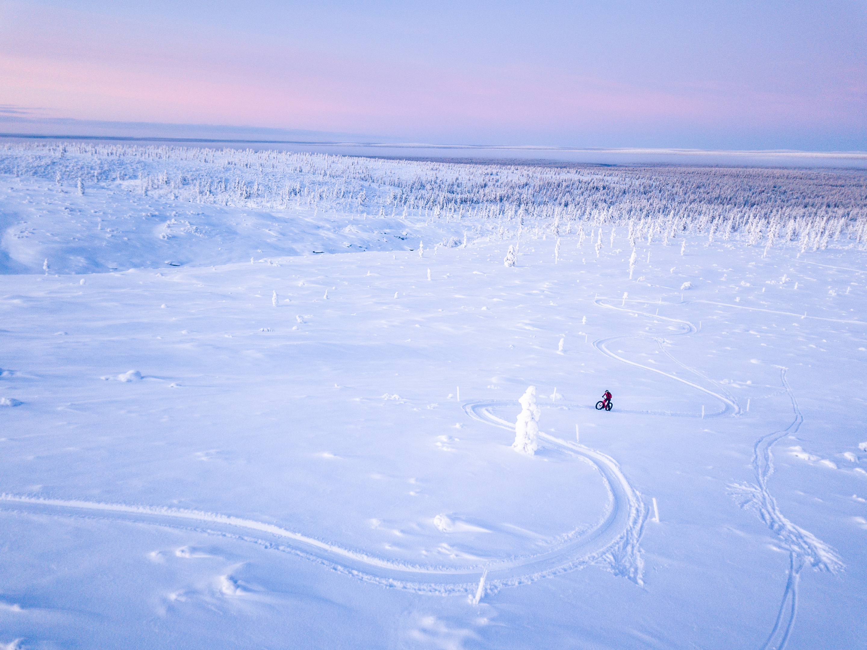 Talvipyöräreitti kiertelee tunturissa.