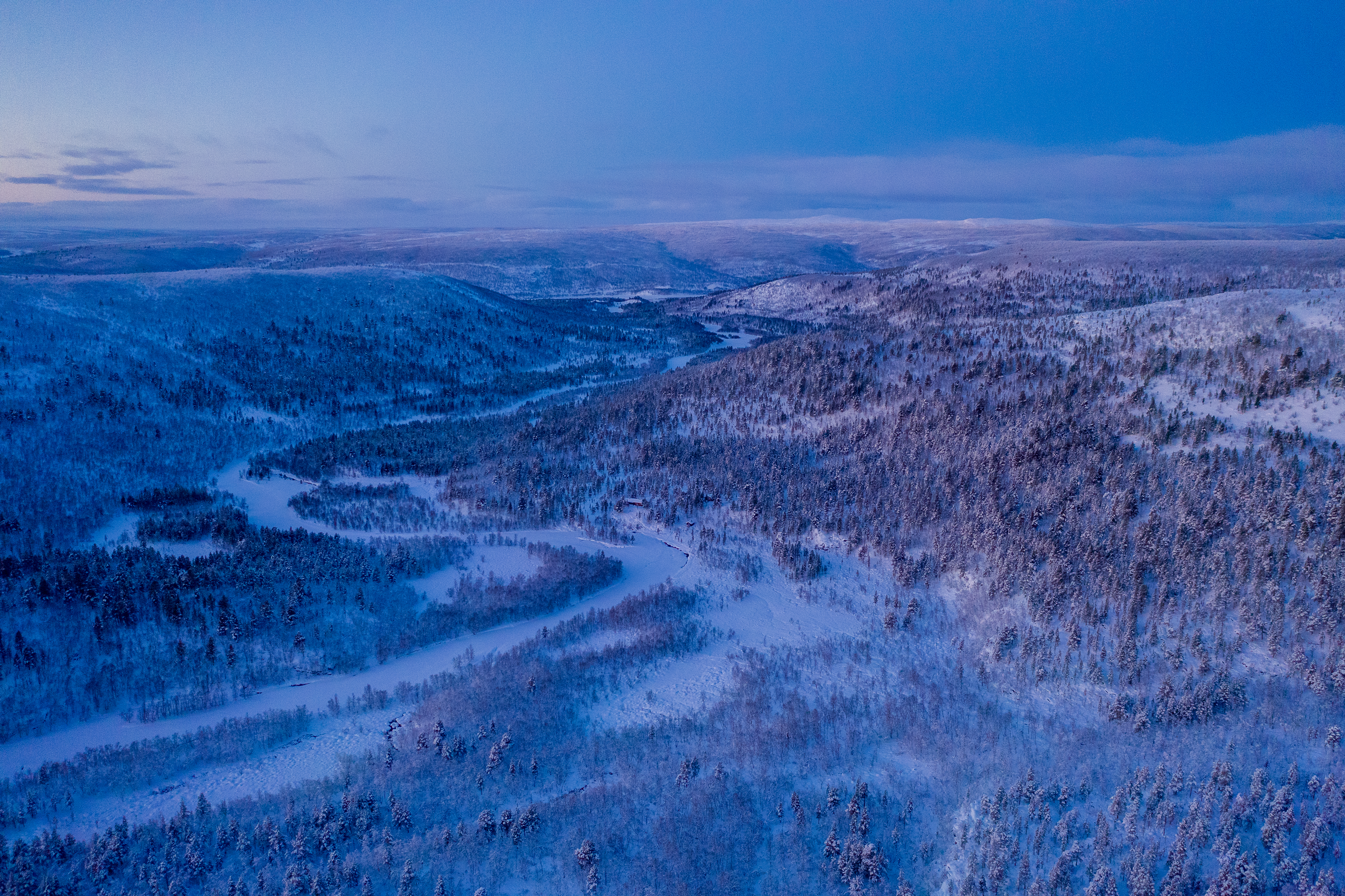 Akujoki kiemurtelee erämaassa.