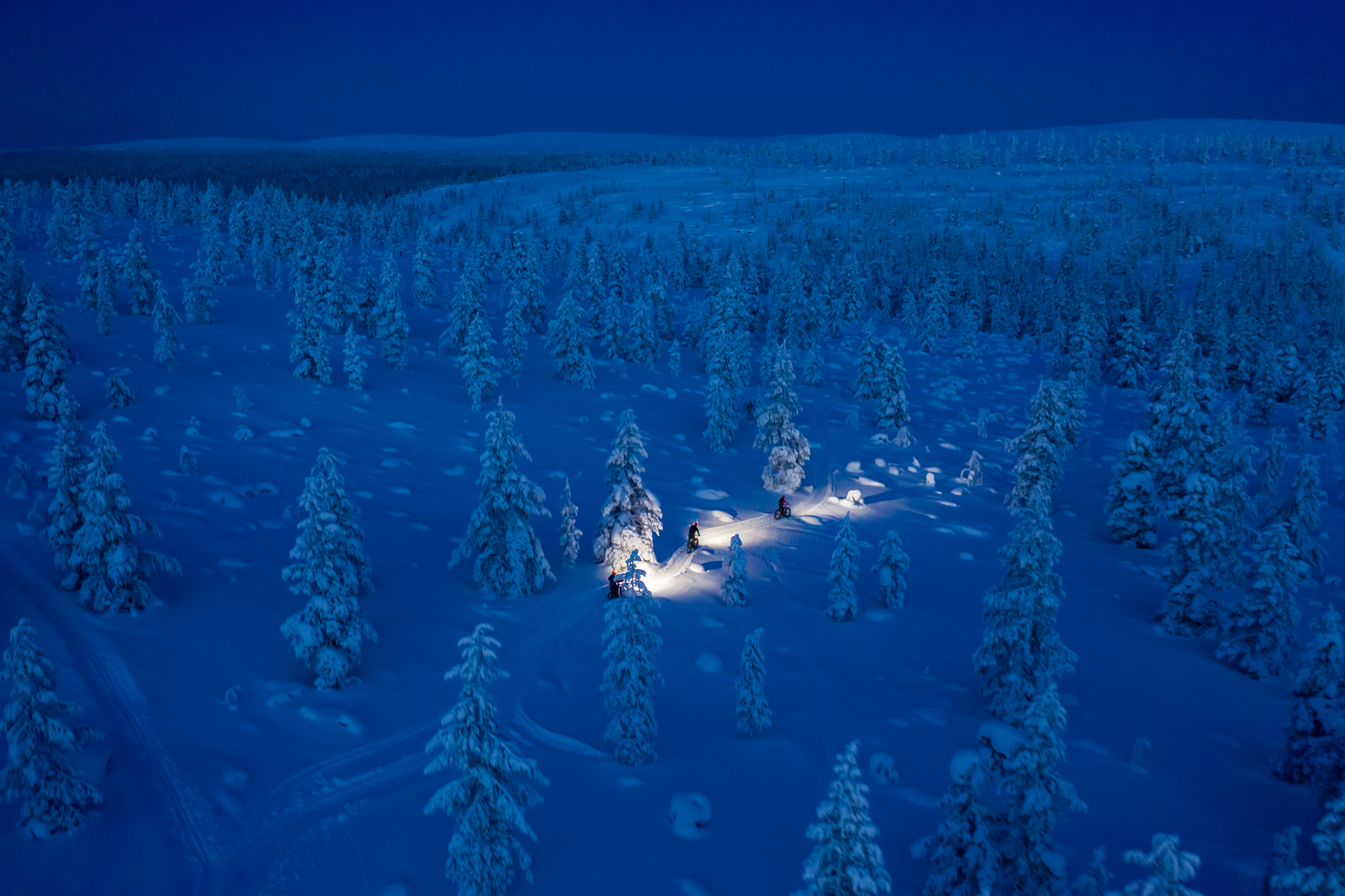 Läskipyöräilijöitä huolletulla talviuralla Latvakurun suunnalla. Kuva: Sampsa Sulonen.