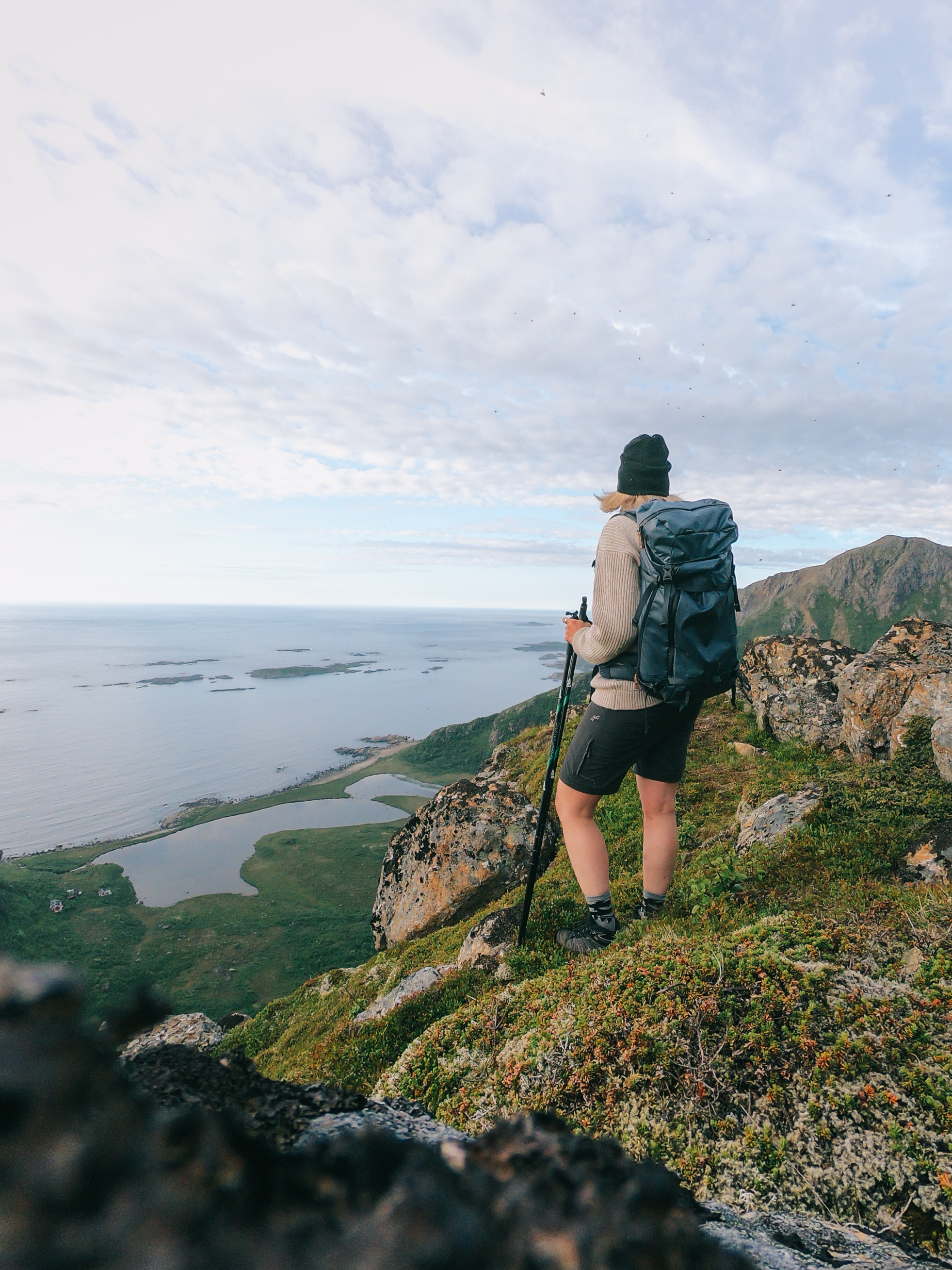 Jo reitin ensimmäinen nousu palkitaan. Näissä Norjanmeren maisemissa voi pitää ensimmäisen vähän pidemmän juomatauon.