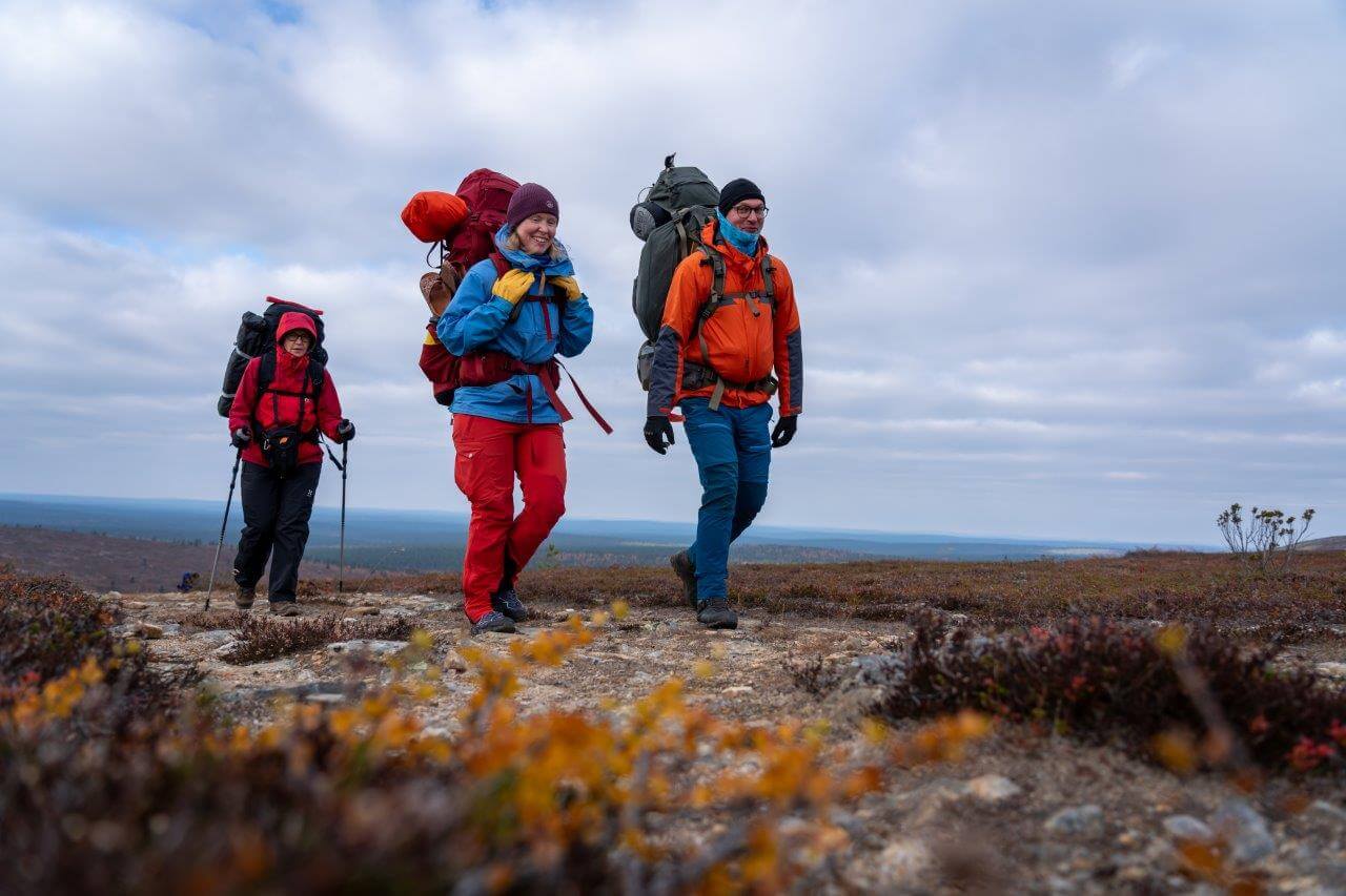 Vaeltajia haasteen alkukilometreillä. Kuvat: Sampsa Sulonen.