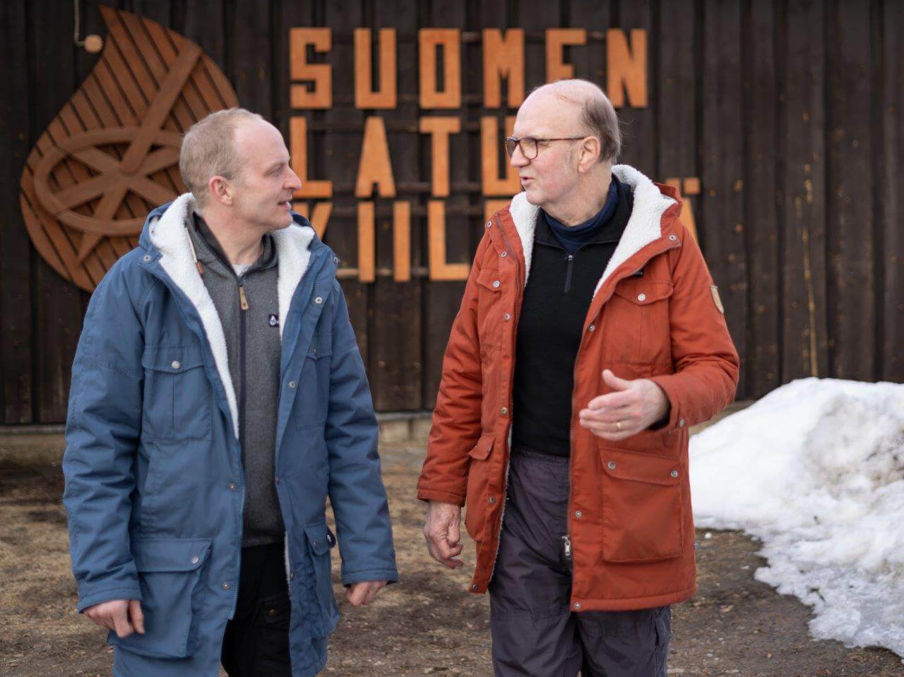 Pekan ja Ekin käyvät vaikeatkin järjestön johtamiseen liittyvät asiat keskustellen läpi.