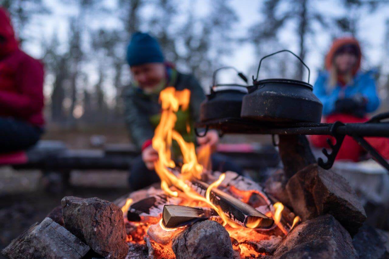 Nuotiokahvit piristivät vaeltajia.