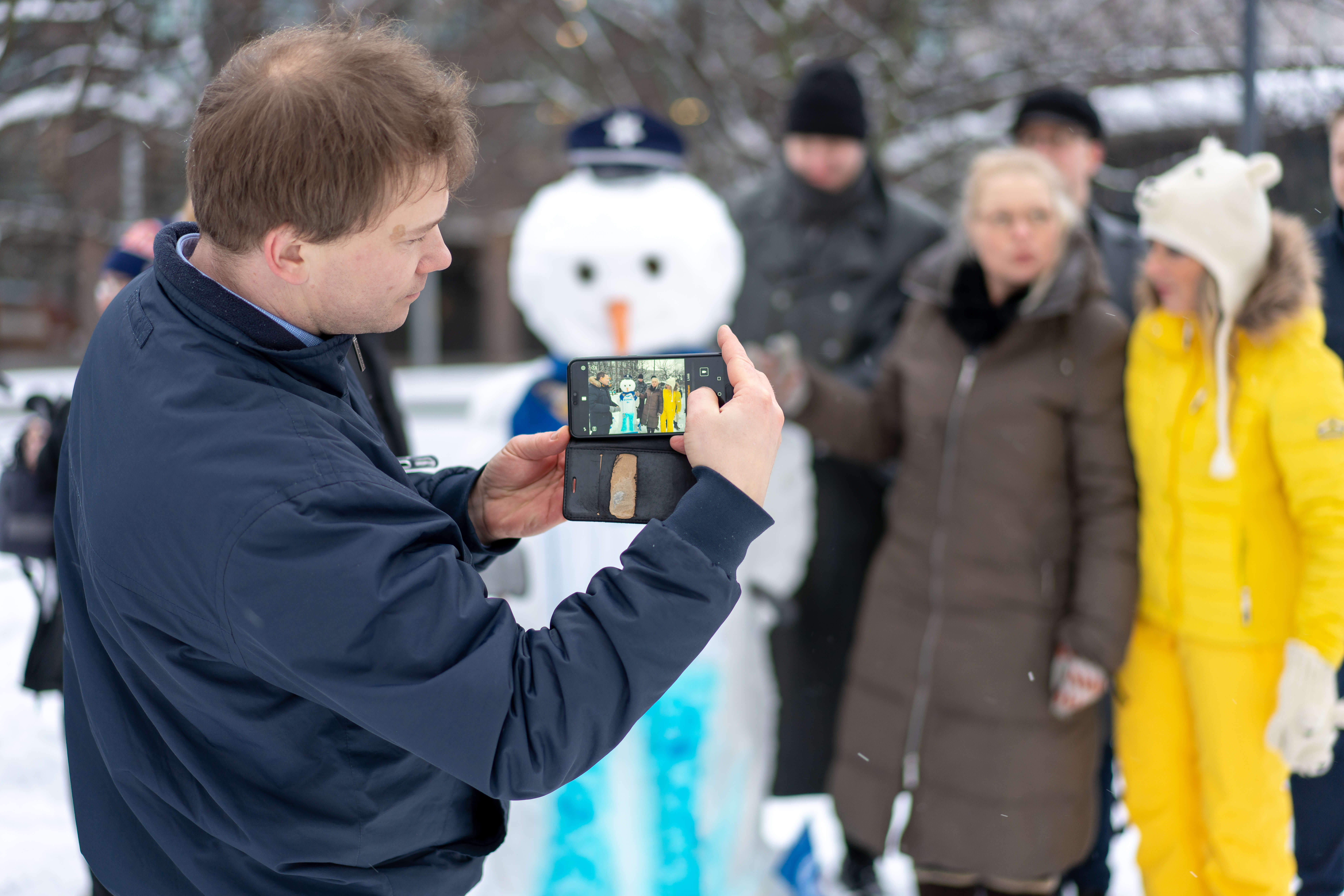 Lumiukot innostivat myös eduskuntaryhmiä luovuuteen vaaliteemojensa kanssa. Kuva: Panu Könönen.