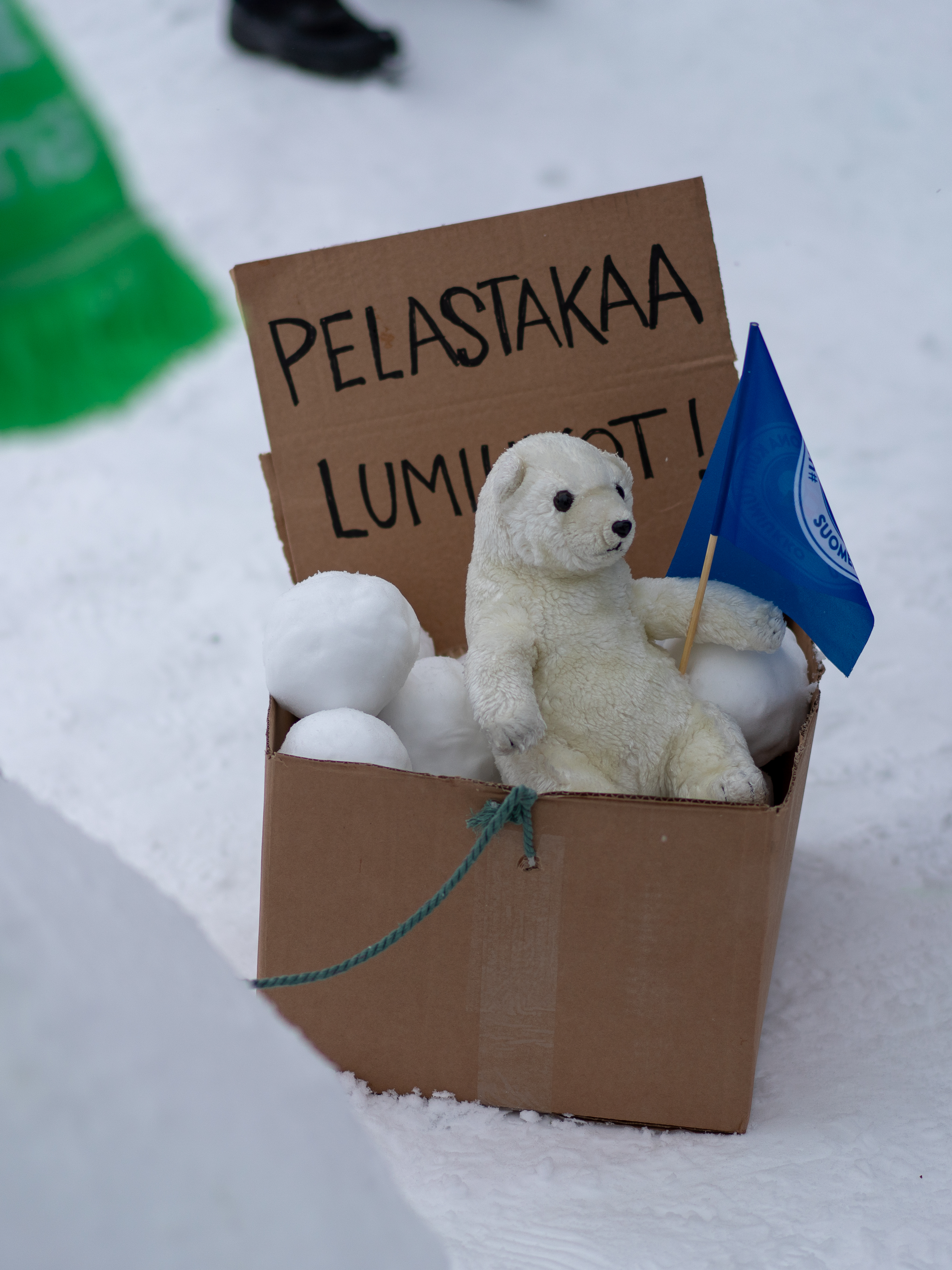 Lumiukot innostivat myös eduskuntaryhmiä luovuuteen vaaliteemojensa kanssa. Kuva: Panu Könönen.