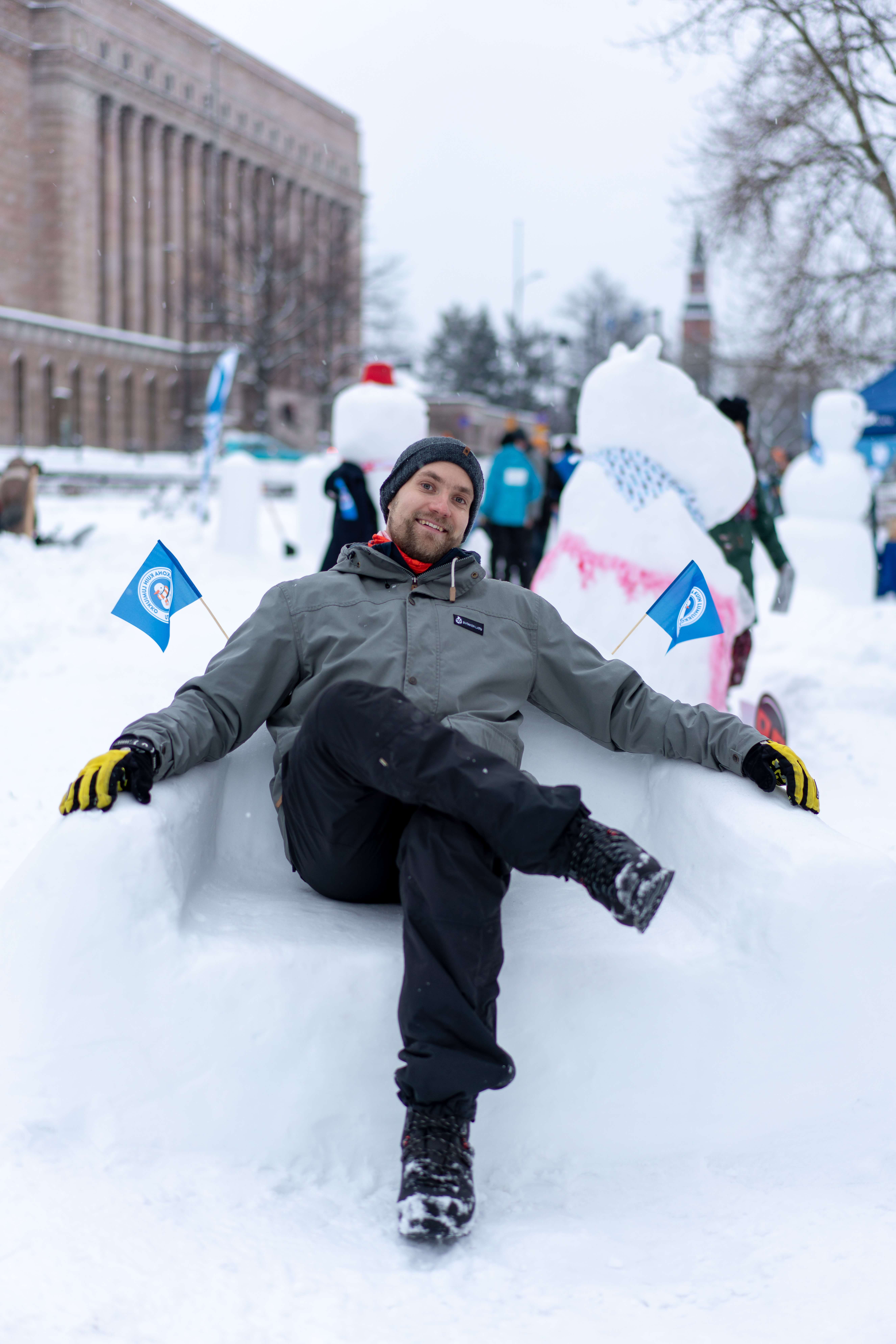 Eduskunnan urheilukerhon kanssa järjestetty lumiukkotempaus keräsi runsaasti mediahuomiota. Kuva: Panu Könönen.
