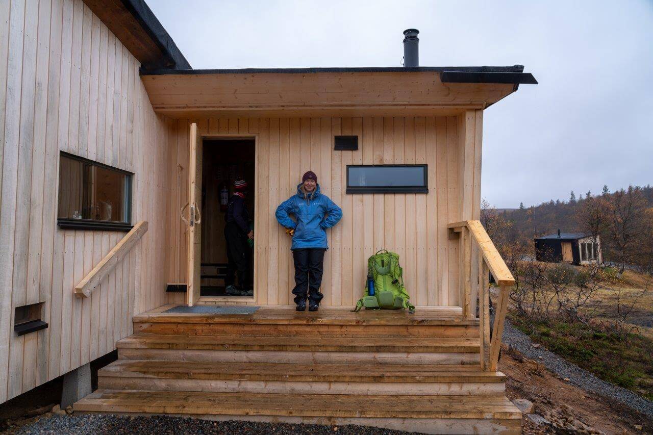 Rautulammen uuden tupakokonaisuuden ovella.