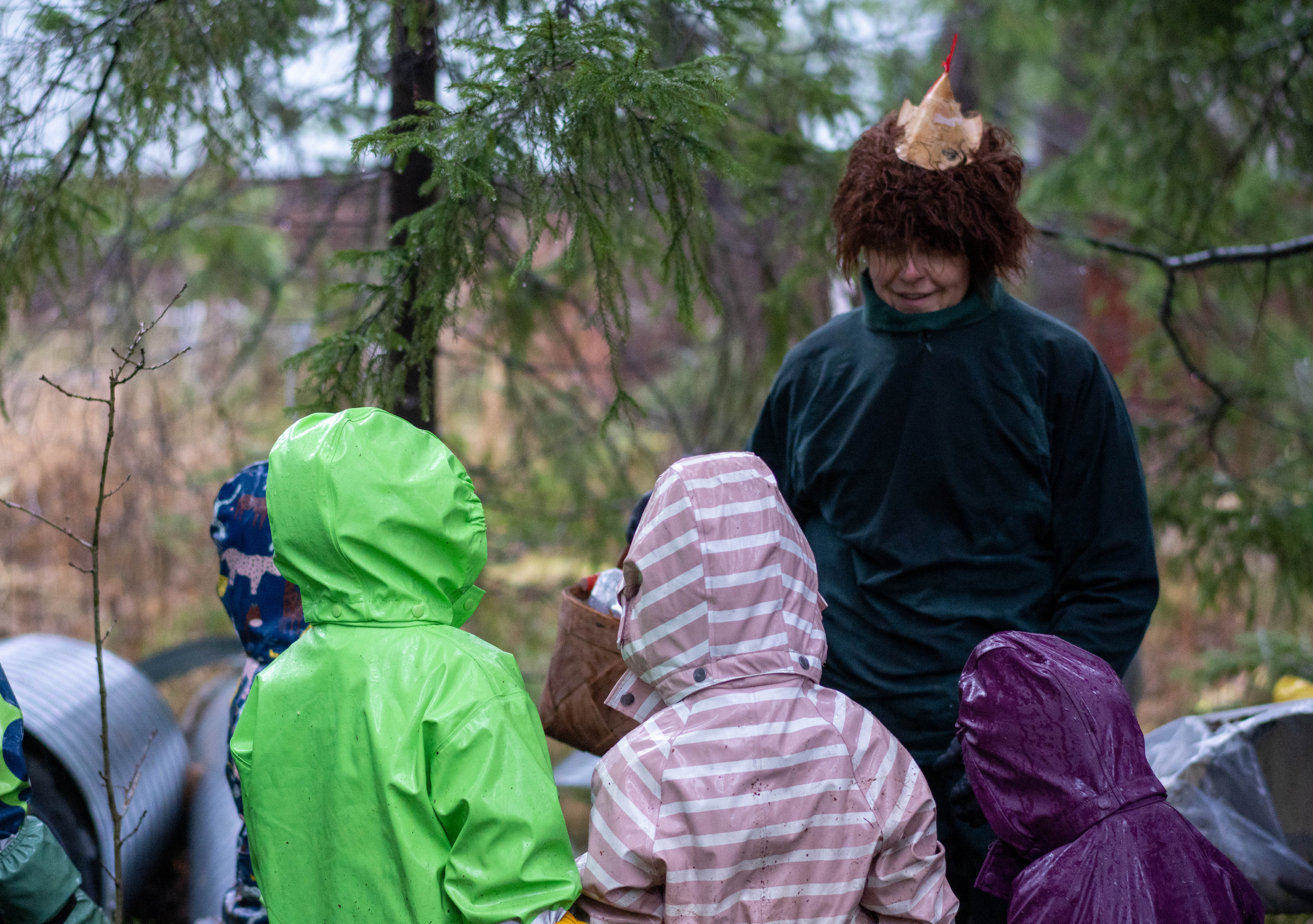 Metsämörri-satuhahmo innostaa lapset lähiluontoon leikkimään, liikkumaan, ihmettelemään ja tutkimaan. Kuvat: Panu Könönen,Metsämörritoimintaan pääsee mukaan suorittamalla Metsämörriohjaajan peruskurssin.