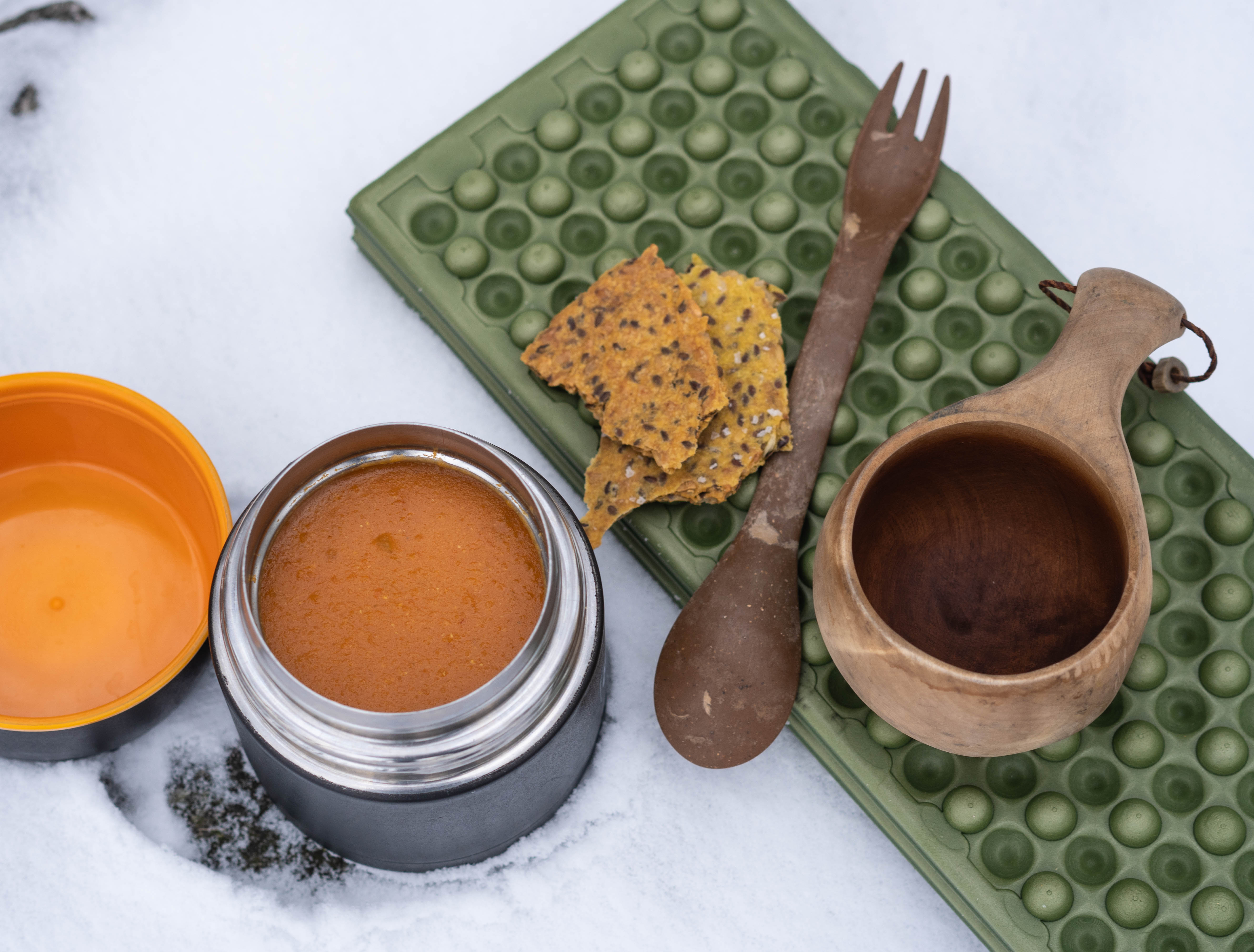 Linssikeitto maistuu retkellä. Kuva: Panu Könönen.