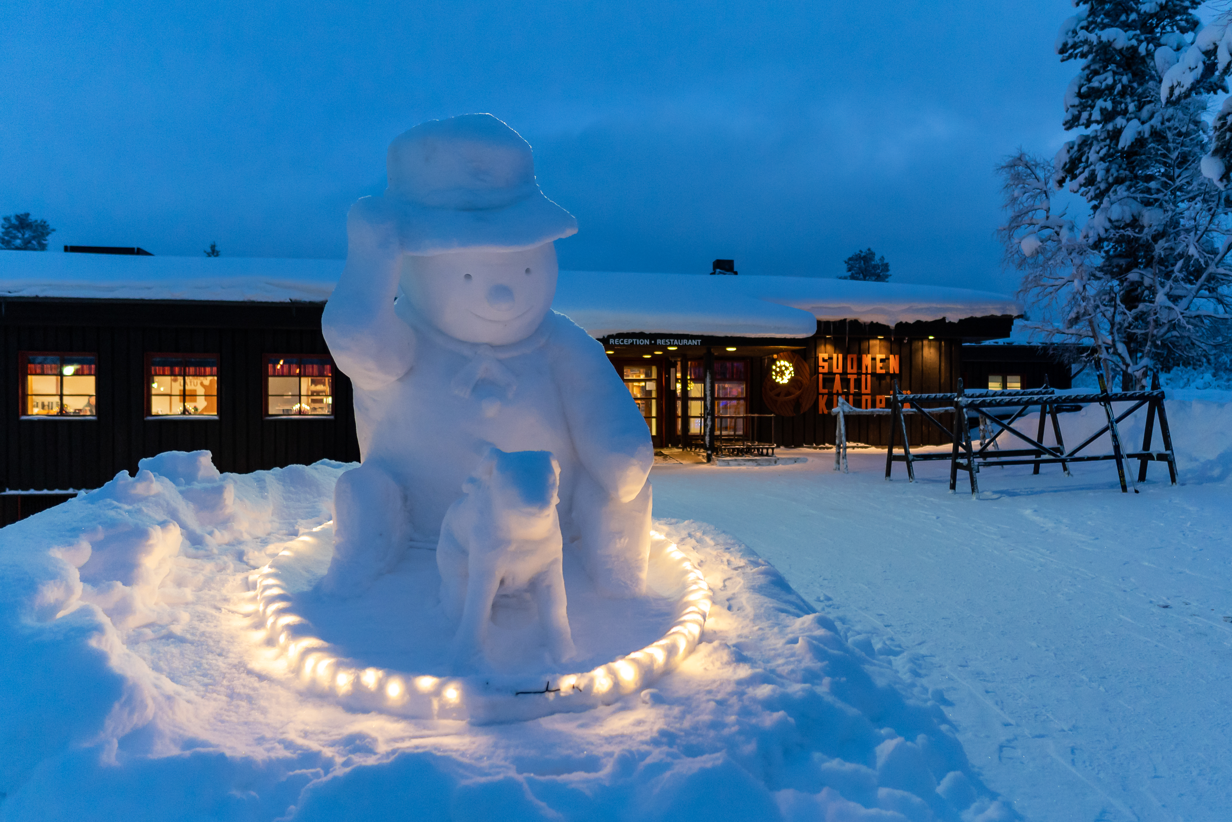 Kiilopään edustalla tervehtii televisiostakin tuttu, jouluinen lumiukko. Kuva: Sampsa Sulonen.