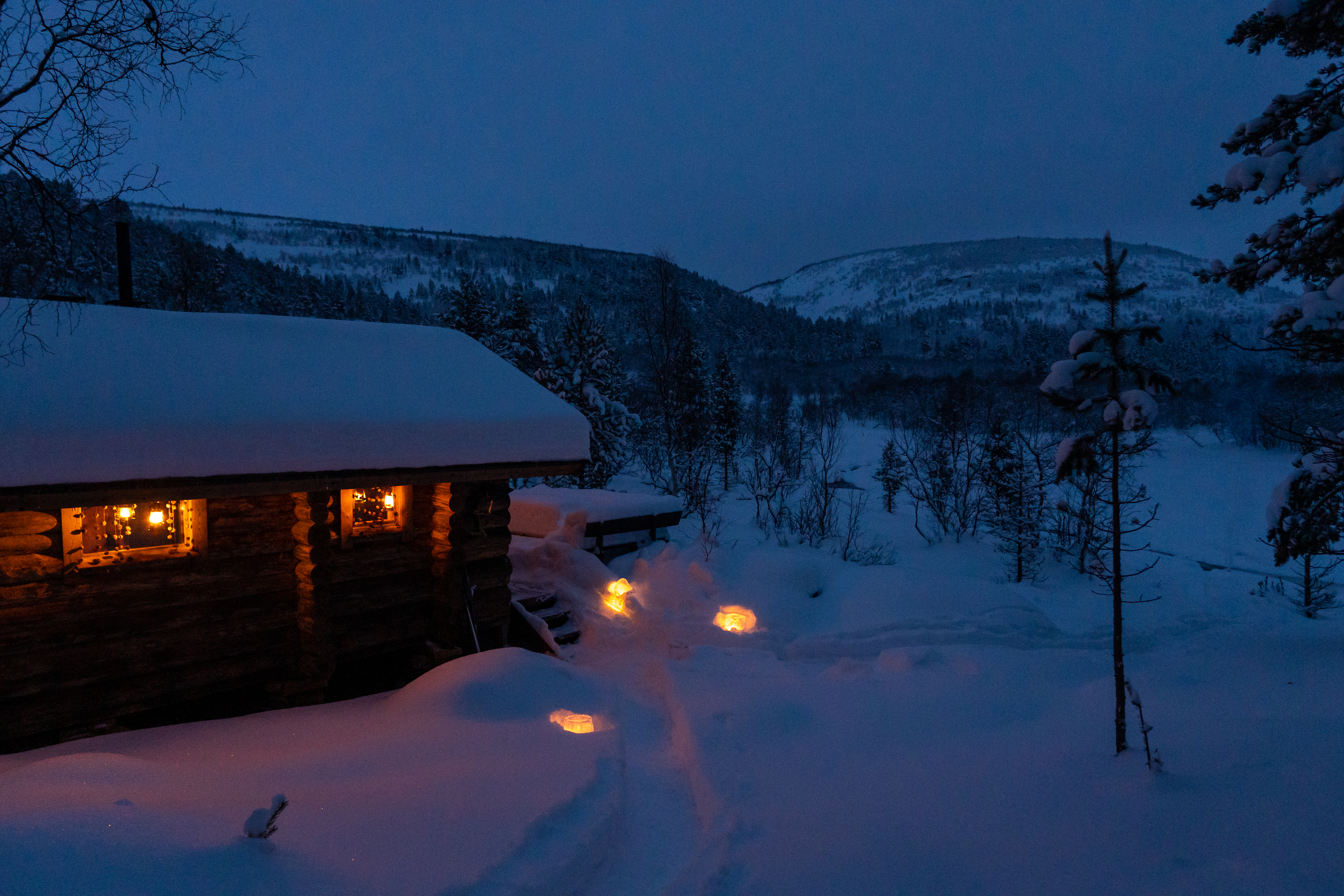 Kaamoksen aika lisää joulutunnelmaa Akumajalla. Kuvat: Heidi Karnaattu / Sampsa Sulonen.