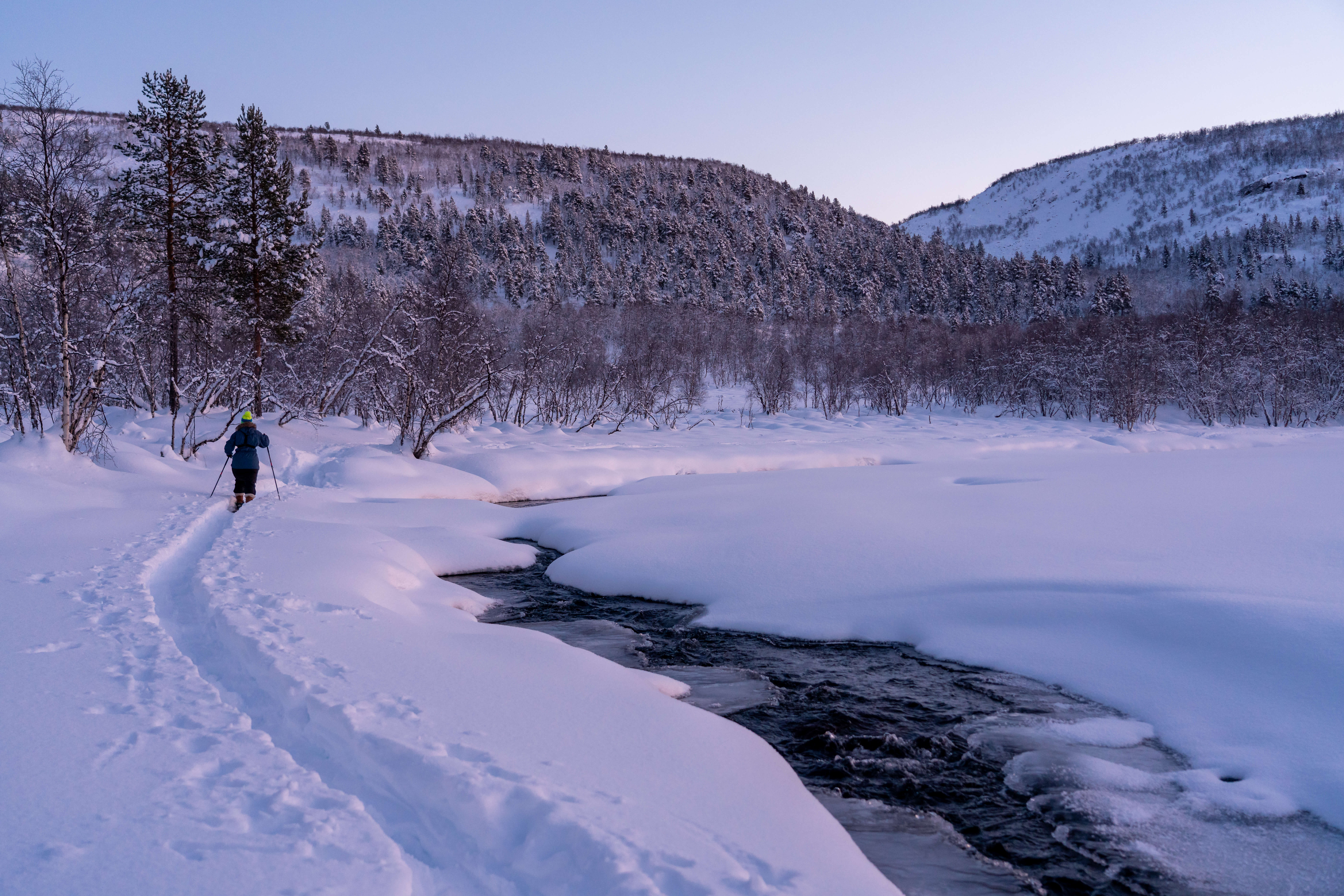 Reitti könkäälle joen rantaa pitkin on kaunis ja helppo hiihtää.