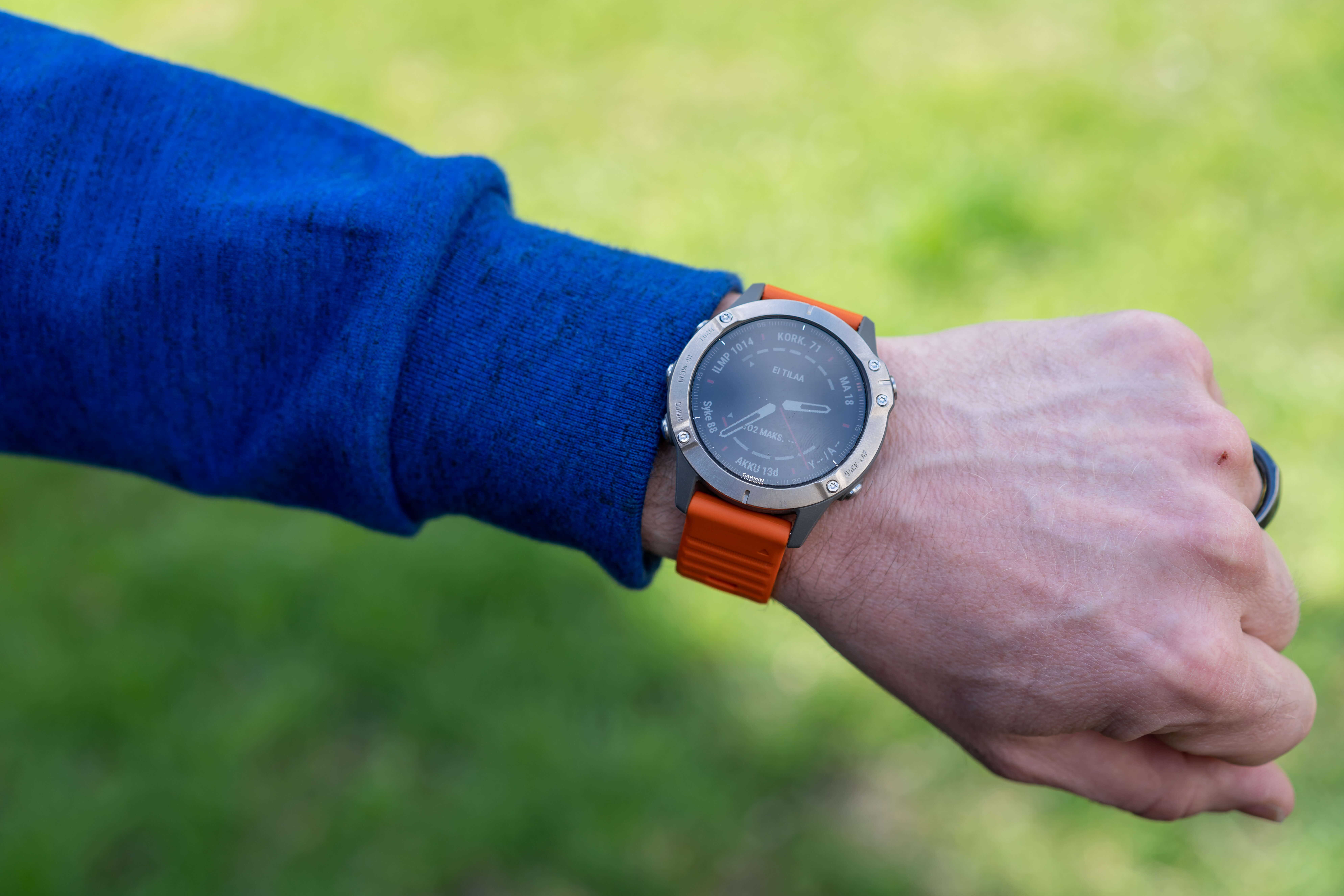 Kuvassa urheilukello ja älysormus. Kuva: Sampsa Sulonen.