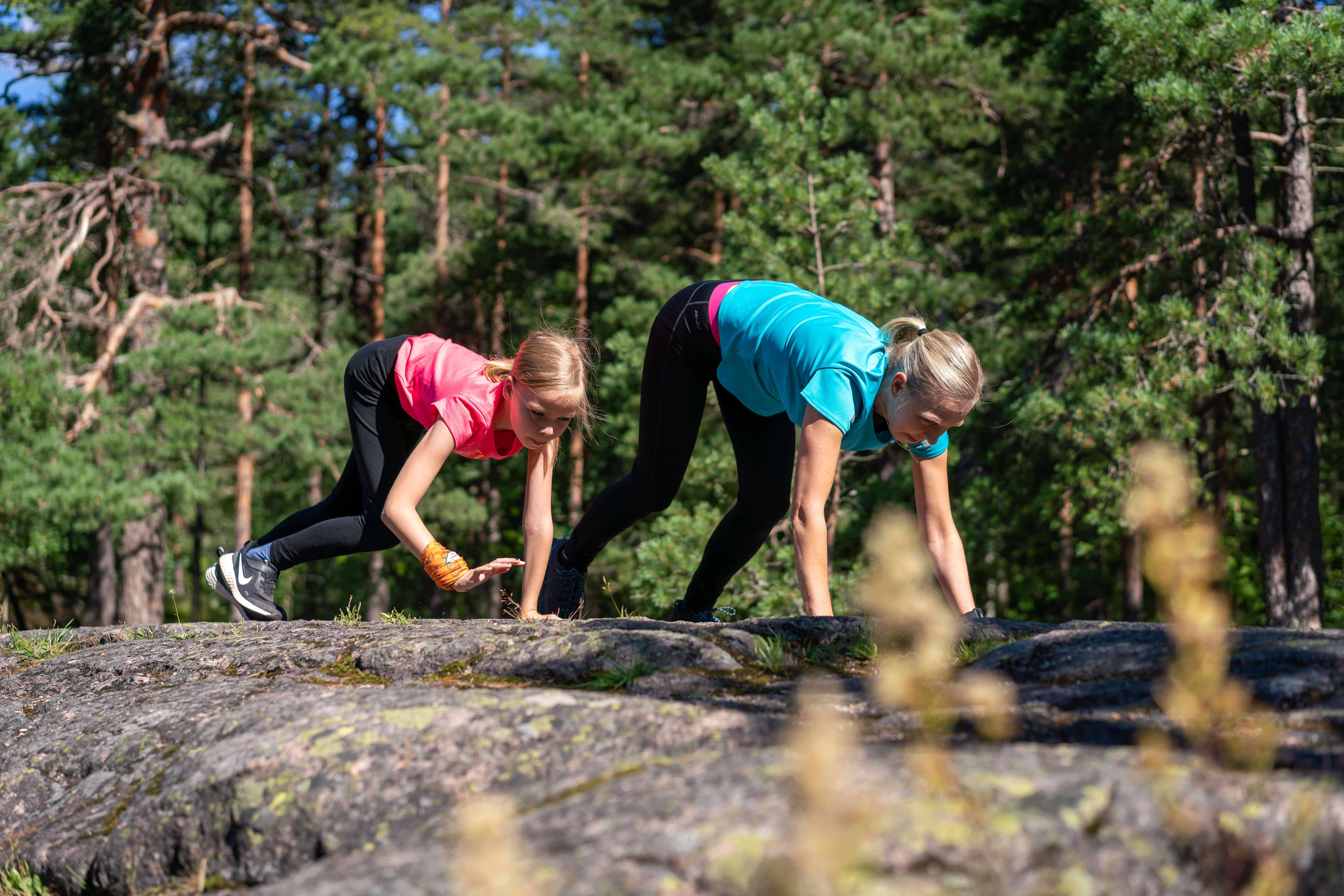 Luontoparkour on hauskaa yhdessä. Kuva: Sampsa Sulonen.