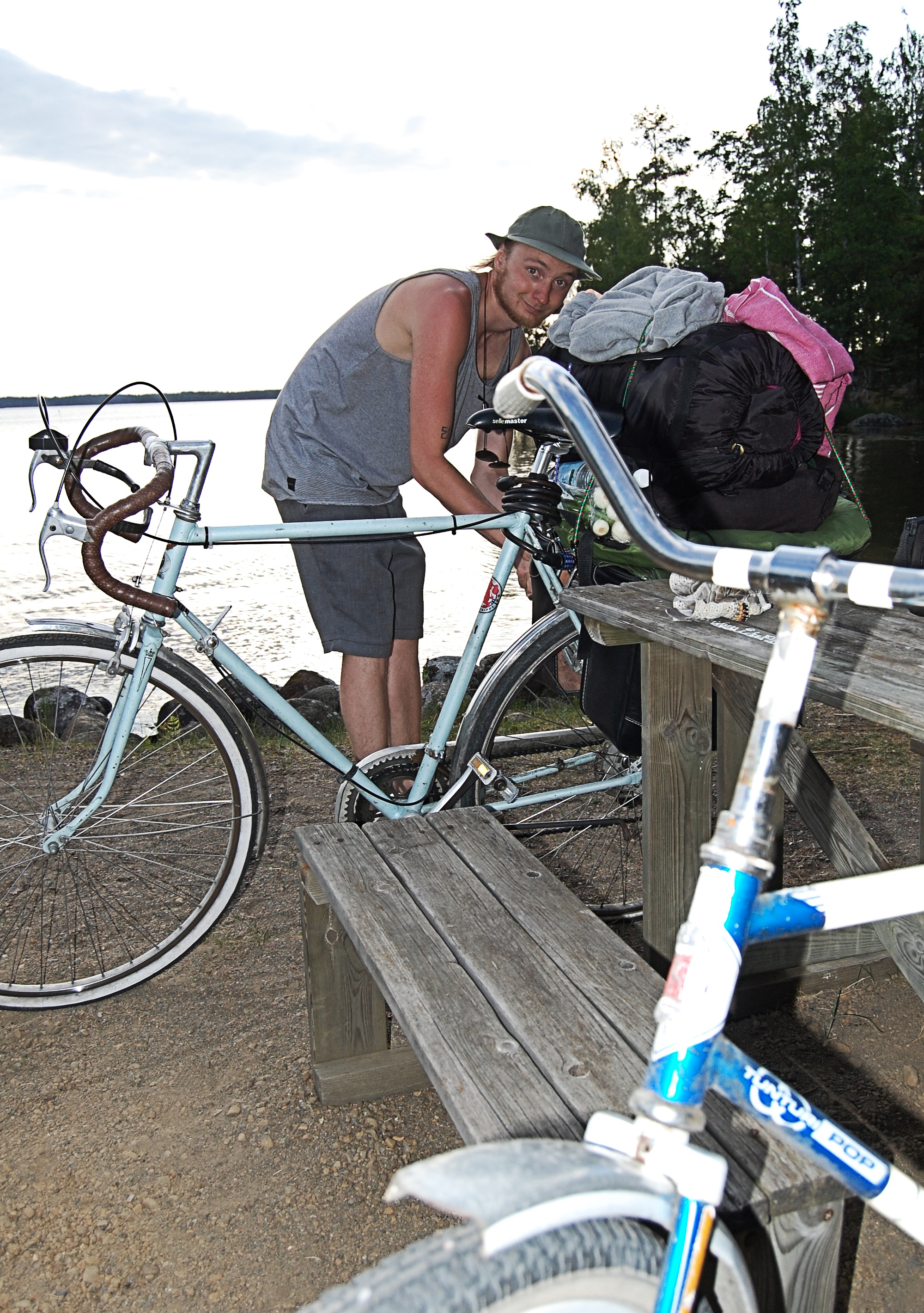 Kaksikko muistuttaa, että pitkille pyöräretkille voi lähteä vaikkapa 70-luvun konkelilla: 