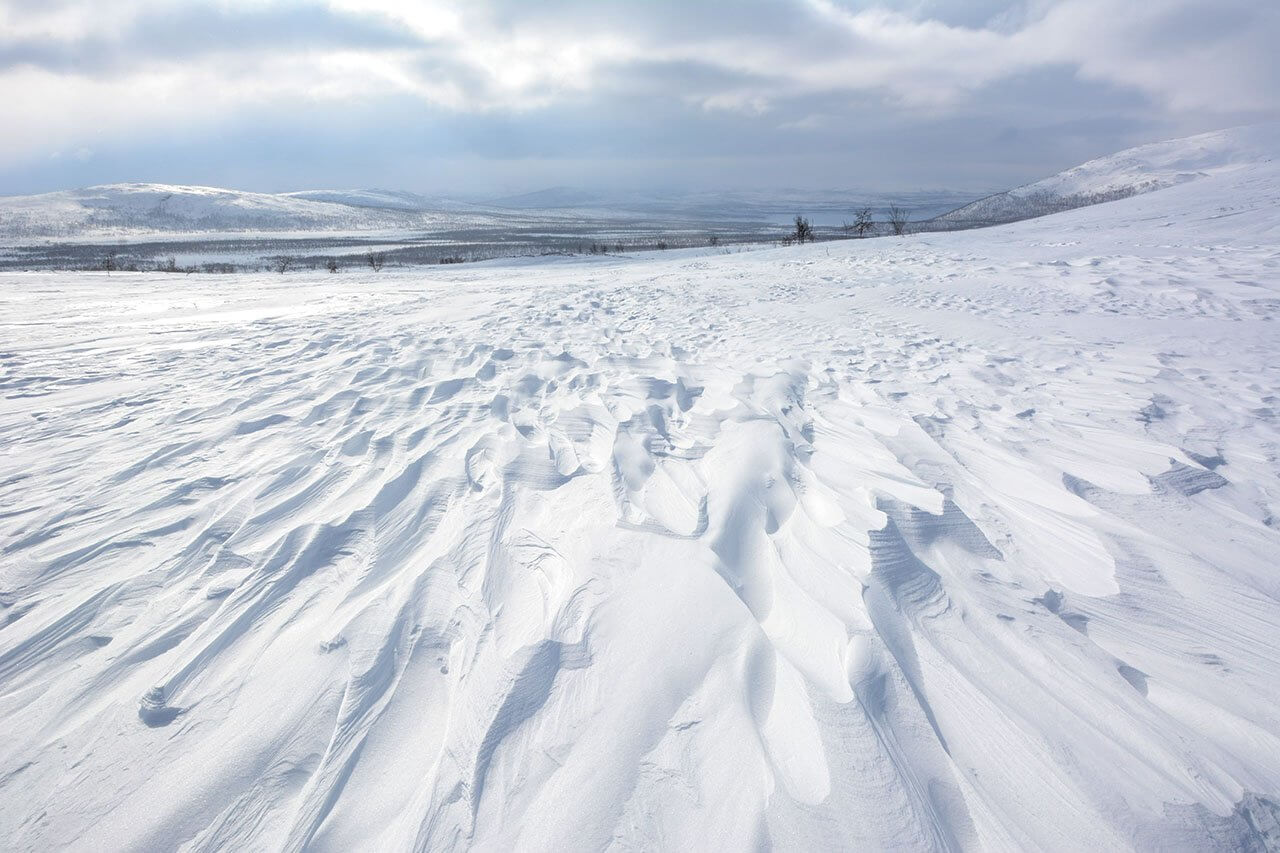 Voimakkaat tuulet ovat kovettaneet lumen aallokoksi Gunšoaivin rinteellä. Kuva: Raija Hentman.