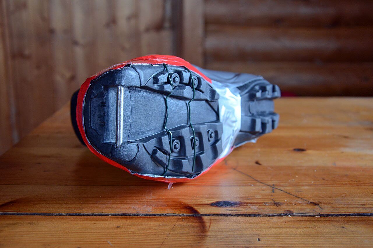 Rautalangalla tuettuna ja teipattuna kenkä pysyi kasassa Kilpisjärvelle asti. Kuva: Raija Hentman.