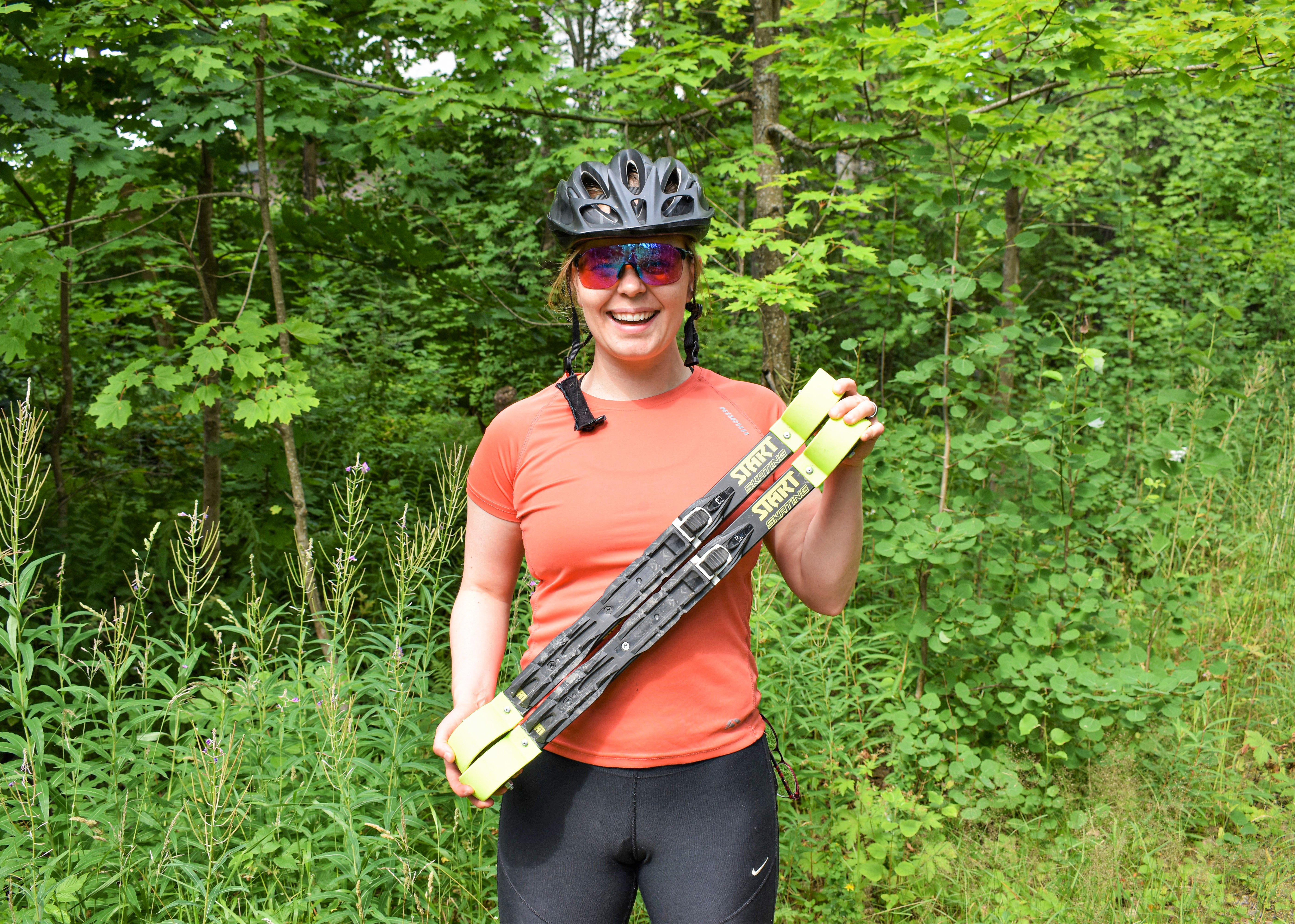 Kuvassa Suomen Ladun Kaikki hiihdosta -bloggaaja Ida Meriläinen lähdössä rullahiihtolenkille.