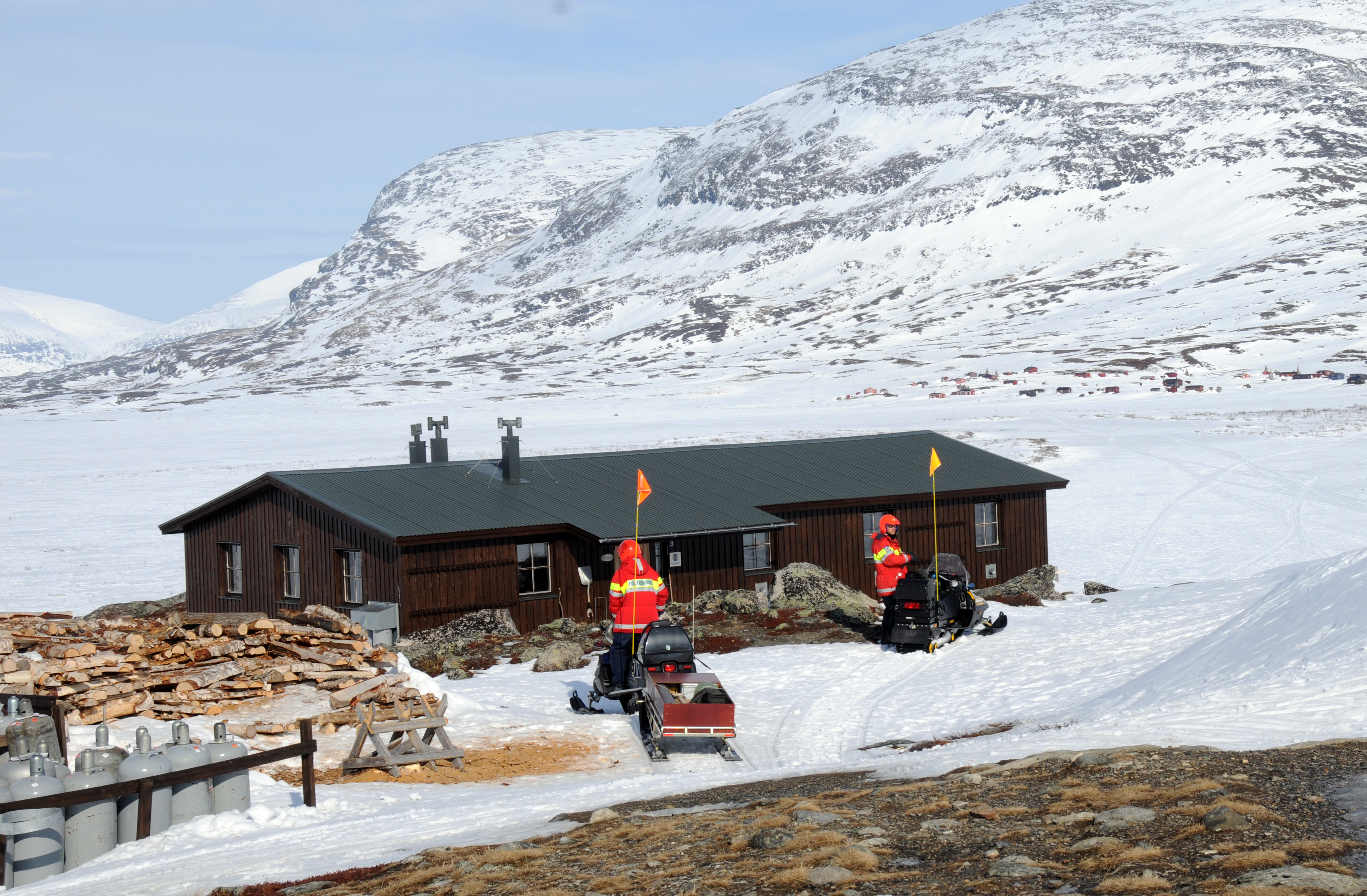 STF:n Alesjaurestugorna sijaitsee Kungsledenin varrella. Tarjolla on majoitustilaa, elintarvikkeita ja sauna. Kuva: Raija Hentman.
