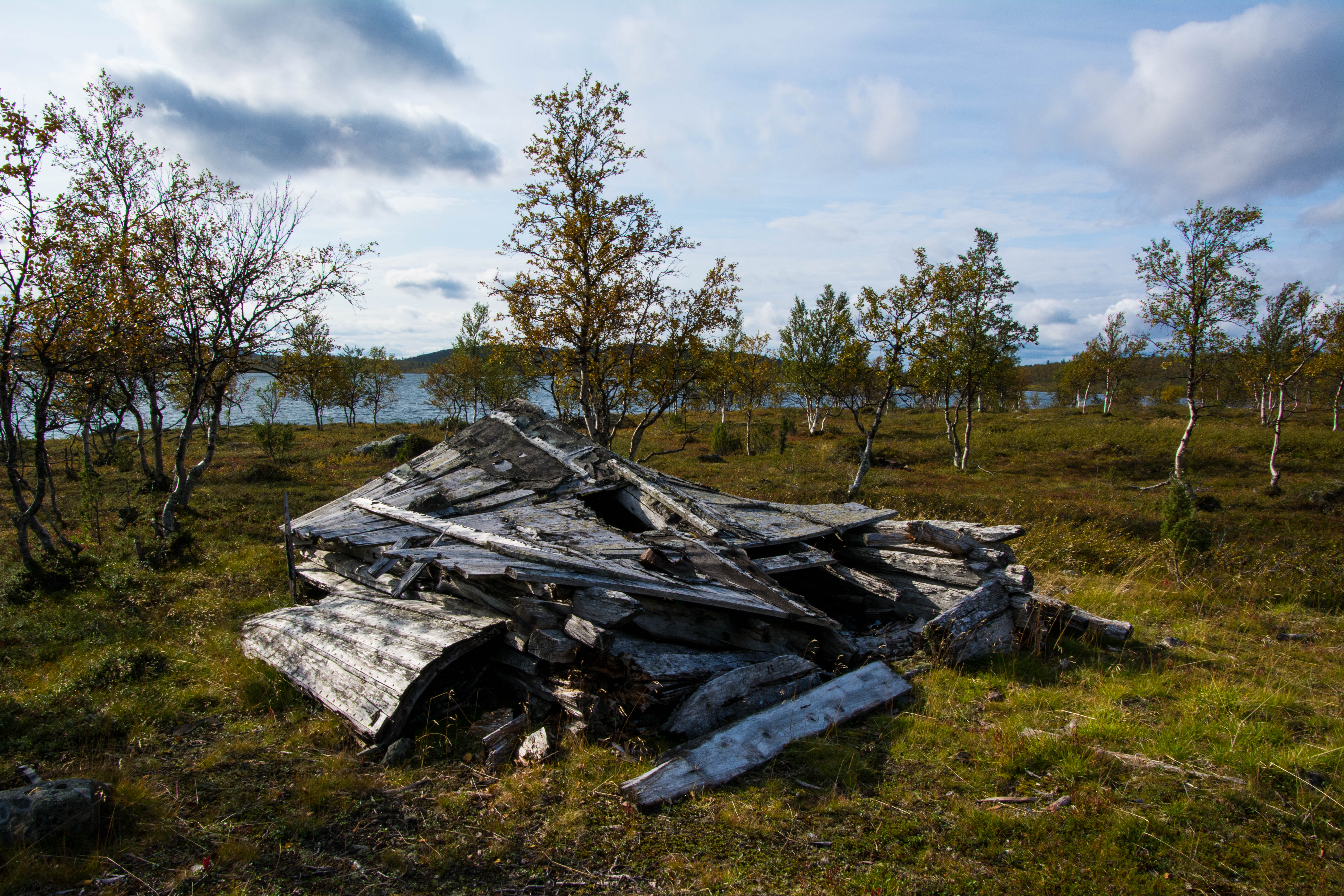 Saunan rauniot Kulvakkojärven rannalla.