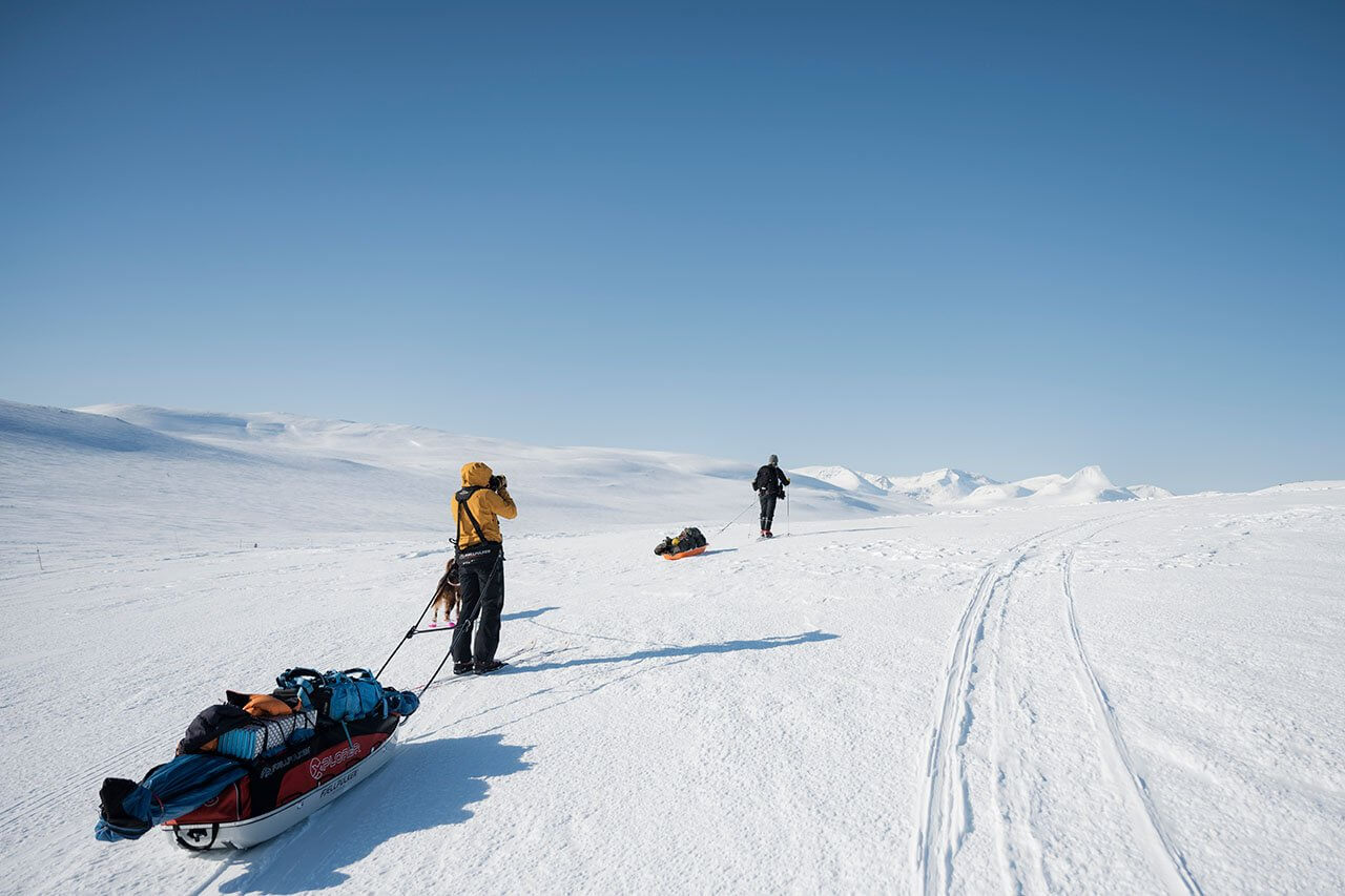 Aurinkoisena päivänä reitillä Koltalahdesta kohti Pältsan tupaa voi nähdä Barraksen dramaattisen maiseman. Kuva: Eeva Mäkinen.