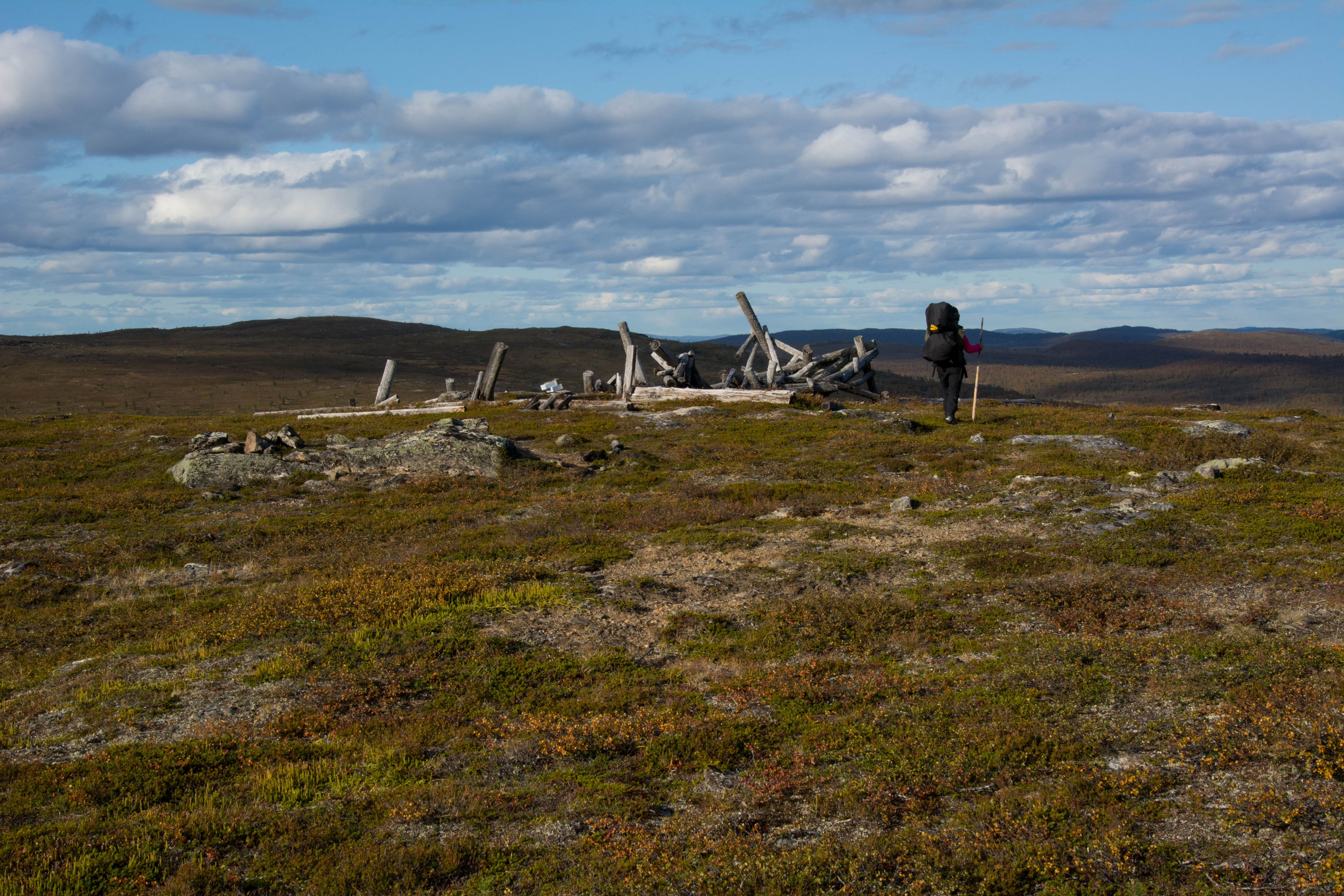 Appistunturin Tornivaara, taustalla Ráhpesoaivi. Kuvat: Raija Hentman.