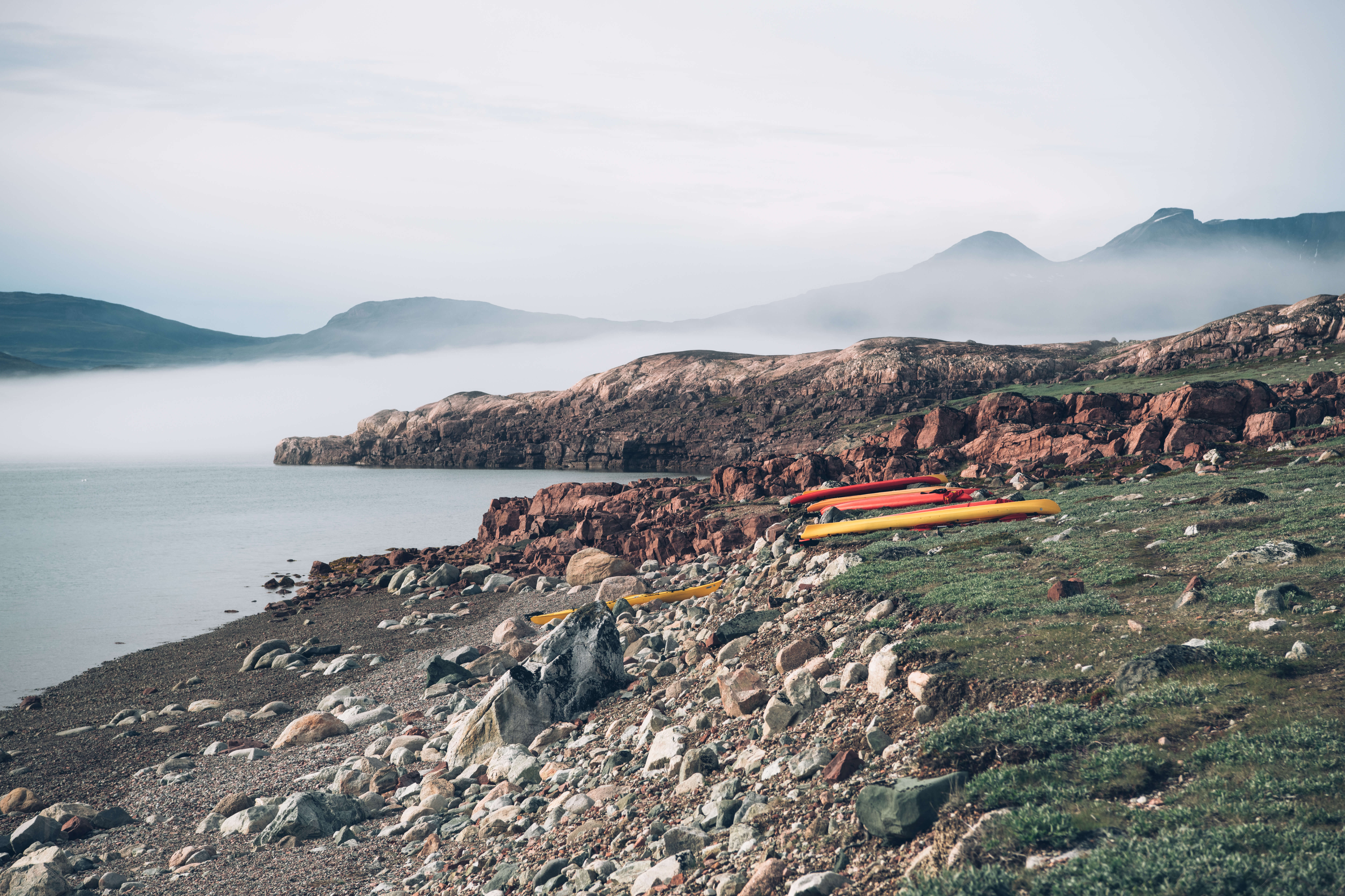 Telttakylä kasattuna Grönlannin vuonoon kauas lähimmästä sivistyksestä ja matkapuhelinverkosta. Iltaisin koko seurue istui nuotion äärellä syöden illallista.