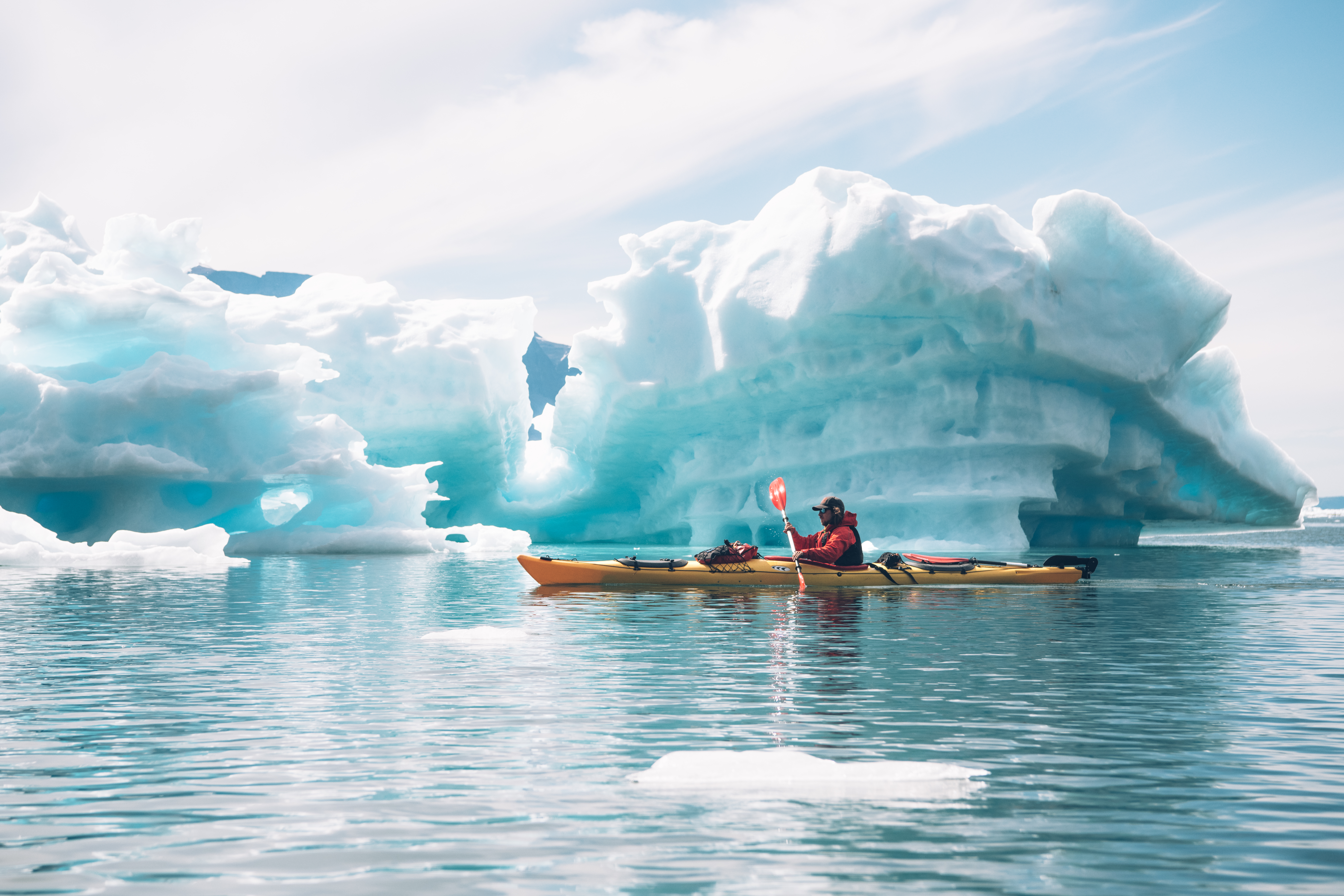 Tätä suuremmat jäälohkareet täytyy kiertää kaukaa, jotta niiden pyörähtäessä ei jäisi niiden alle tai aaltojen huuhdottavaksi. ,Vuorilla vaeltaessa Grönlannin maisemat näkee lähes lintuperspektiivistä, koska vuoret. Vuorilla kasvaa yllättävän paljon kasvillisuutta, ja muutamia eläinlajejakin näkyi iltaisin, kuten napajänis