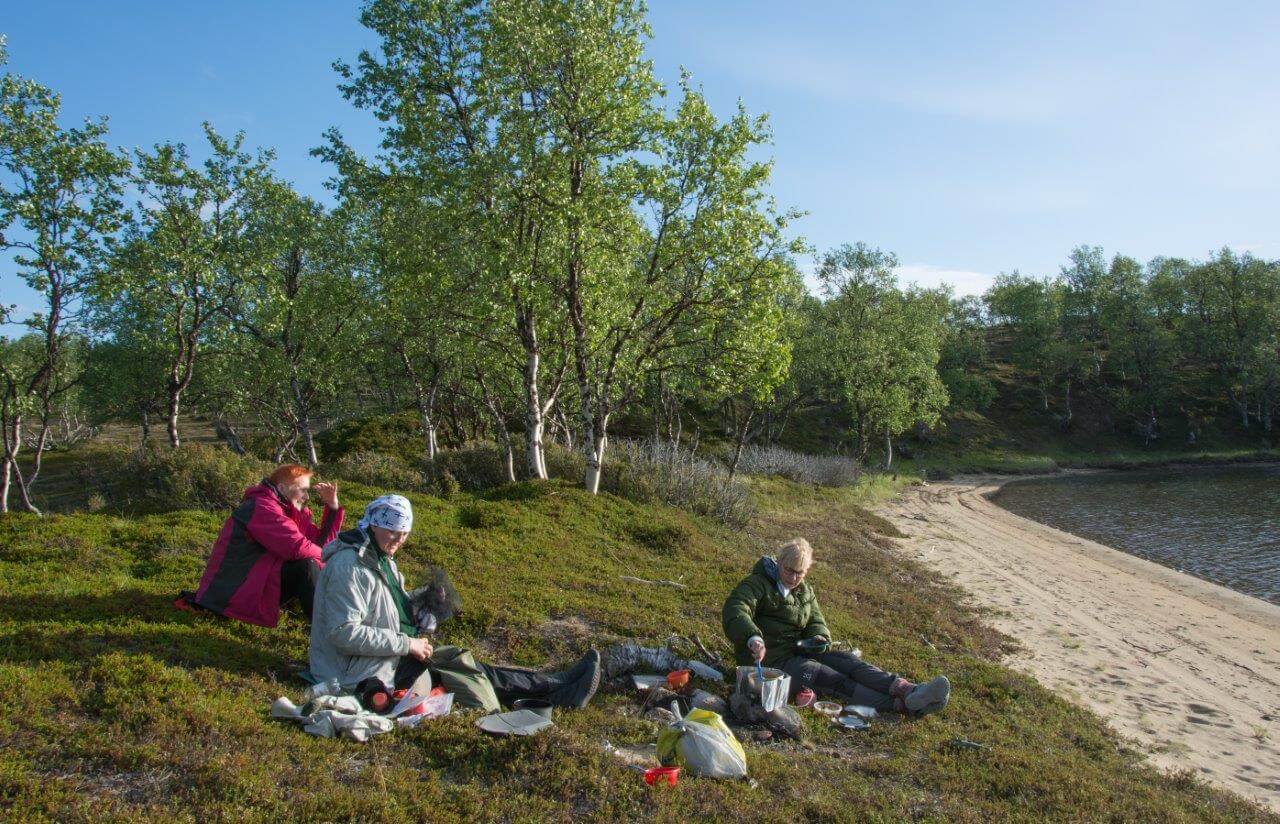 Juhannusaatto Rautujärven rannalla.