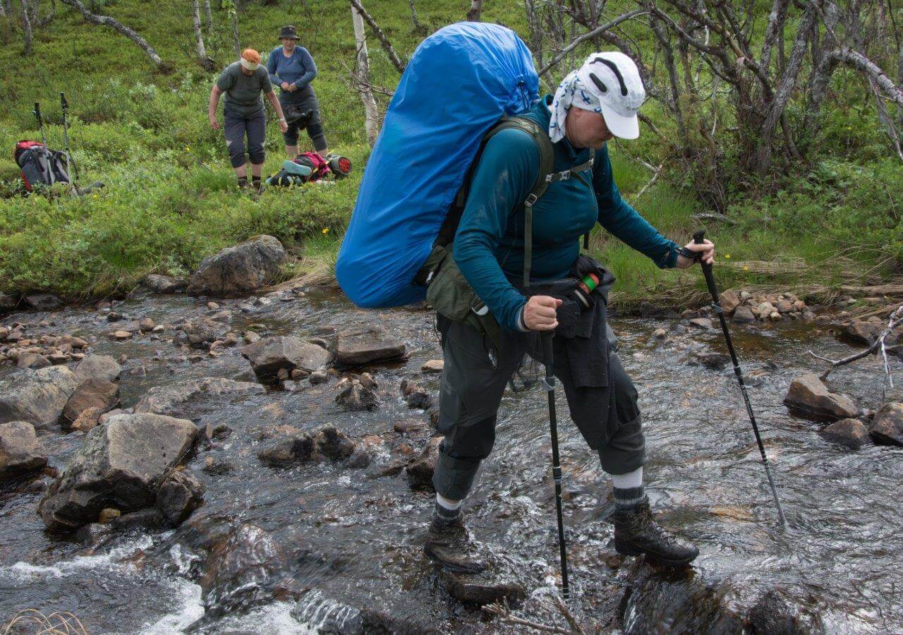 Joen ylitys on toisinaan tarkkaa puuhaa.