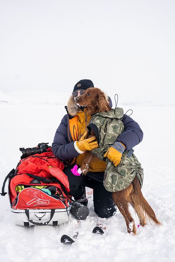 Koira on mitä mainioin retkikumppani, kun muistaa pitää sen hyvinvoinnista huolta. Jäisessä maastossa tossut oli hyvä valinta koirille. Kuva: Eeva Mäkinen.