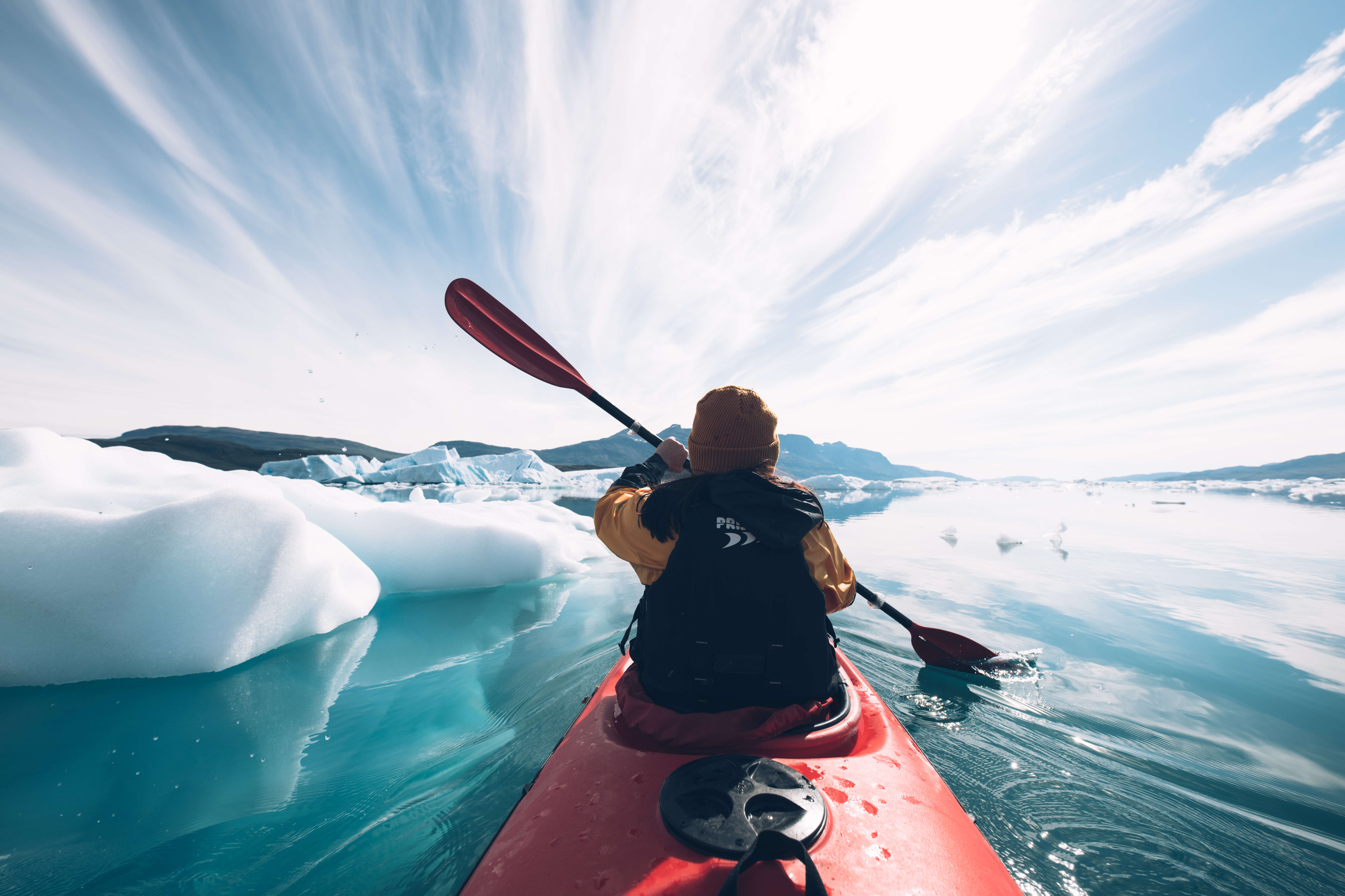 Sinisen jäävaltakunnan läpi melonta on unohtumaton kokemus. Hiljaisen ympäristön rikkoo vain lähellä sortuva jäävuori, joka nostattaa suuret aallot ympärille