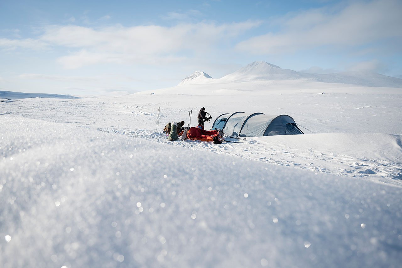 Barraksen maisemissa telttayö oli hieman tuulinen, mutta rauhallinen. Aamulla on upea herätä teltasta kirkkaaseen kevätpäivään. Kuva: Eeva Mäkinen.