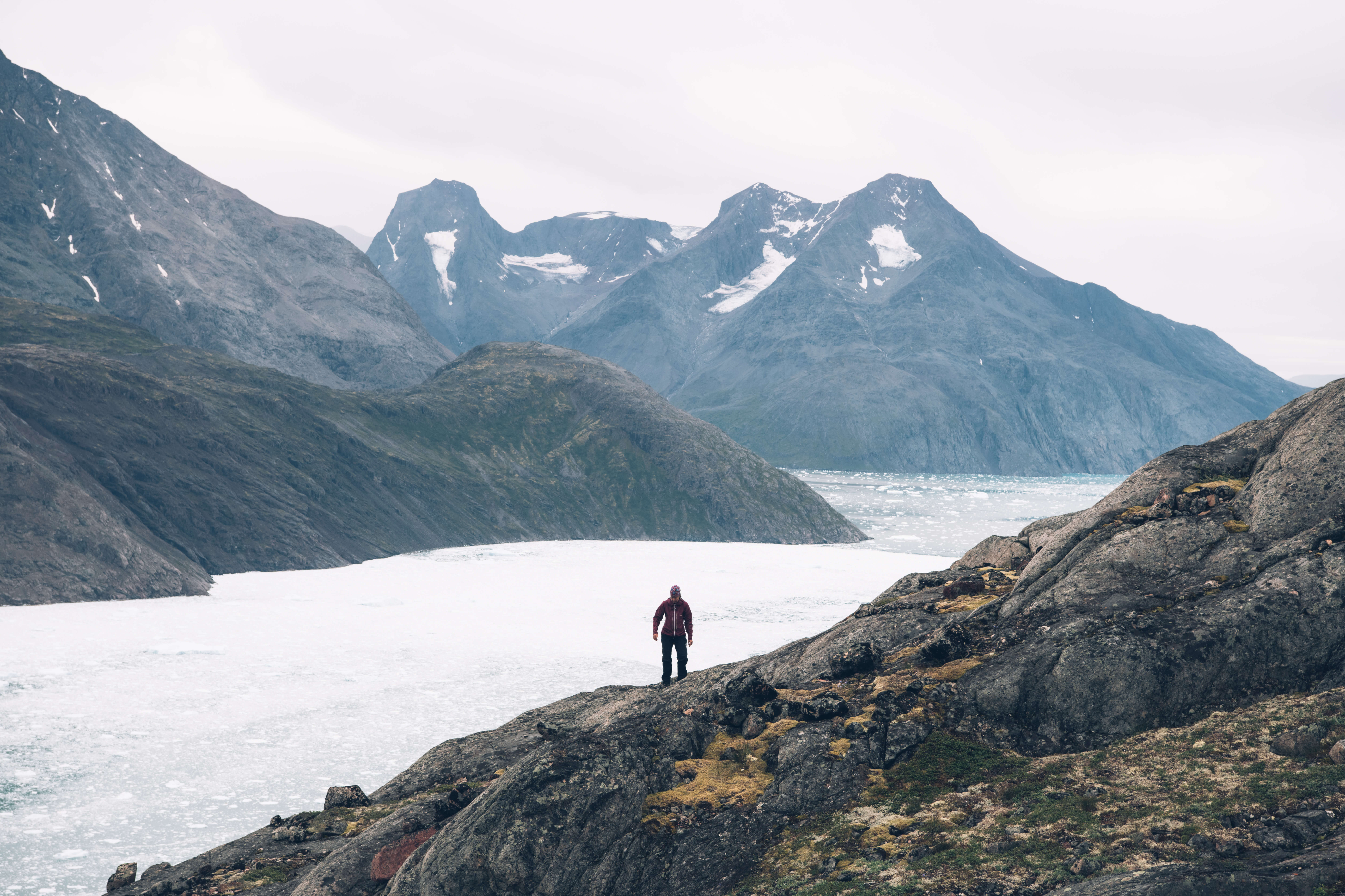 Viileän yön jäljiltä jäänyt usva peitteli aamuisin alleen massiiviset vuoret ja pienet kajakit. Kajakit täytyi nostaa yöksi kauas rannasta, jotta vuorovesi ei veisi niitä mennessään