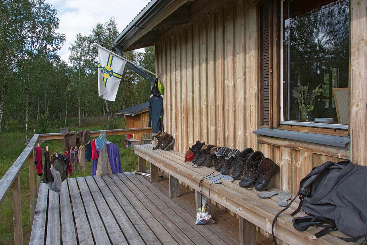 Vindelfjällen. Vaellusvarusteet pysyivät märkinä täpötäydessä kuivatushuoneessa, joten ne täytyi tuoda seuraavana päivänä ulos kuivumaan. Kuva: Raija Hentman.