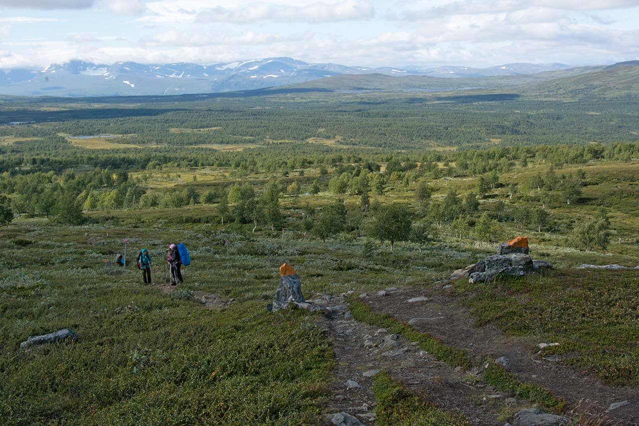 Vindelfjällen. Storfjälletin tunturimassiivin laet peittyivät näkyvistä lopullisesti vasta viimeiselle tuvalle laskeutuessa. Kuva: Raija Hentman.