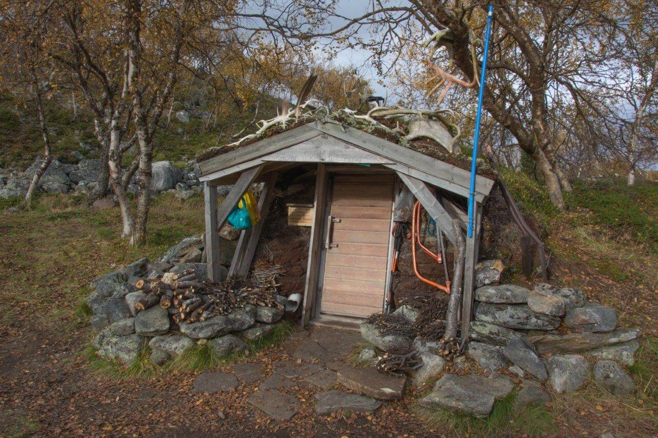 Kevon tutkimusaseman talkoolaisten vuonna 1969 rakentama Adolfin kammin nimi viittaa Adolf Hitleriin.